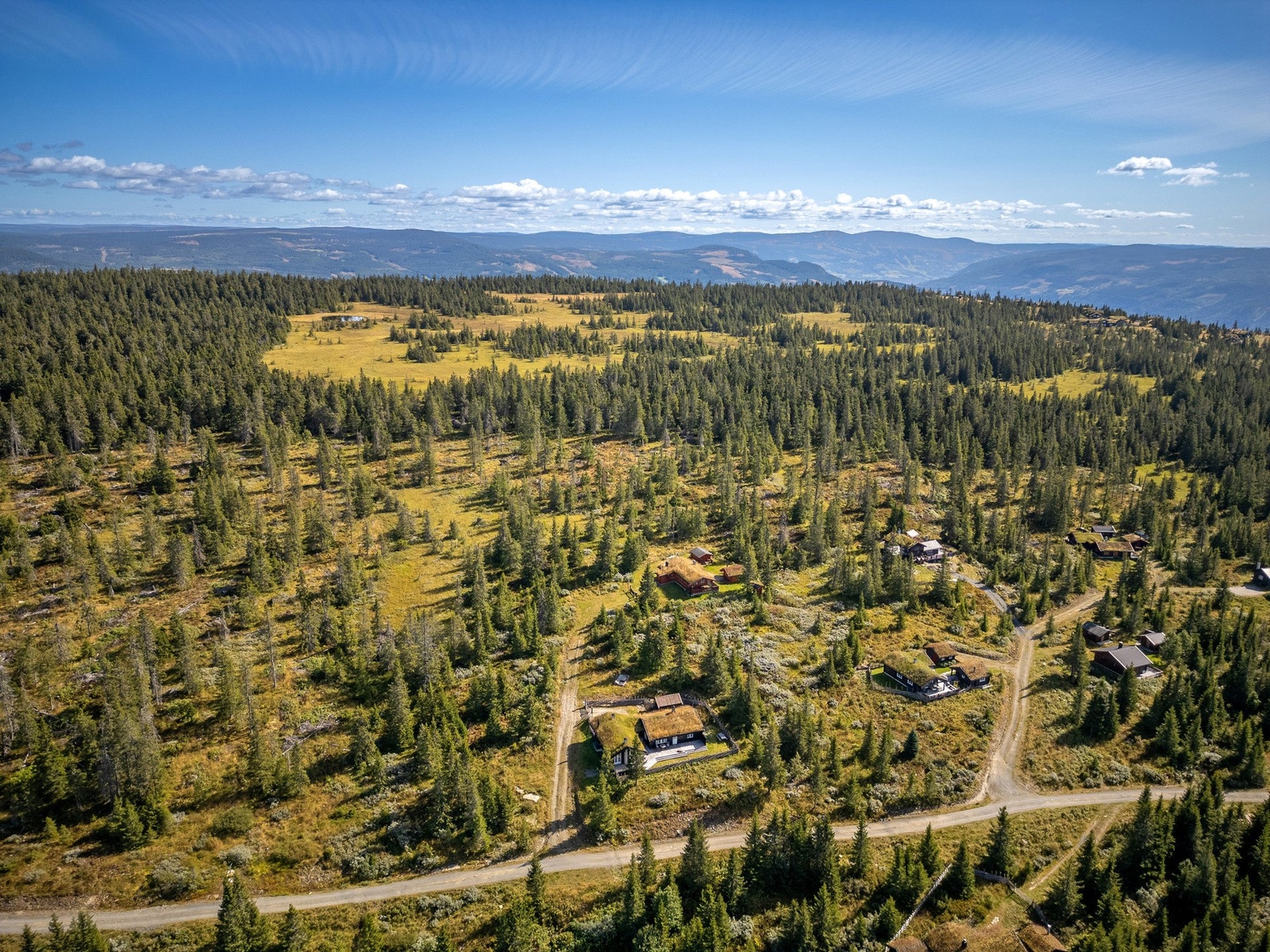 Skeikampen ligger ca. 14 km unna og byr på et komplett friluftseldorado hele året. Her finner du et moderne alpinanlegg med 11 heiser, 20 nedfarter og en 8-seters stolheis til toppen, samt gode offpiste-muligheter og et topp moderne parkanlegg for twintip Galleribilde