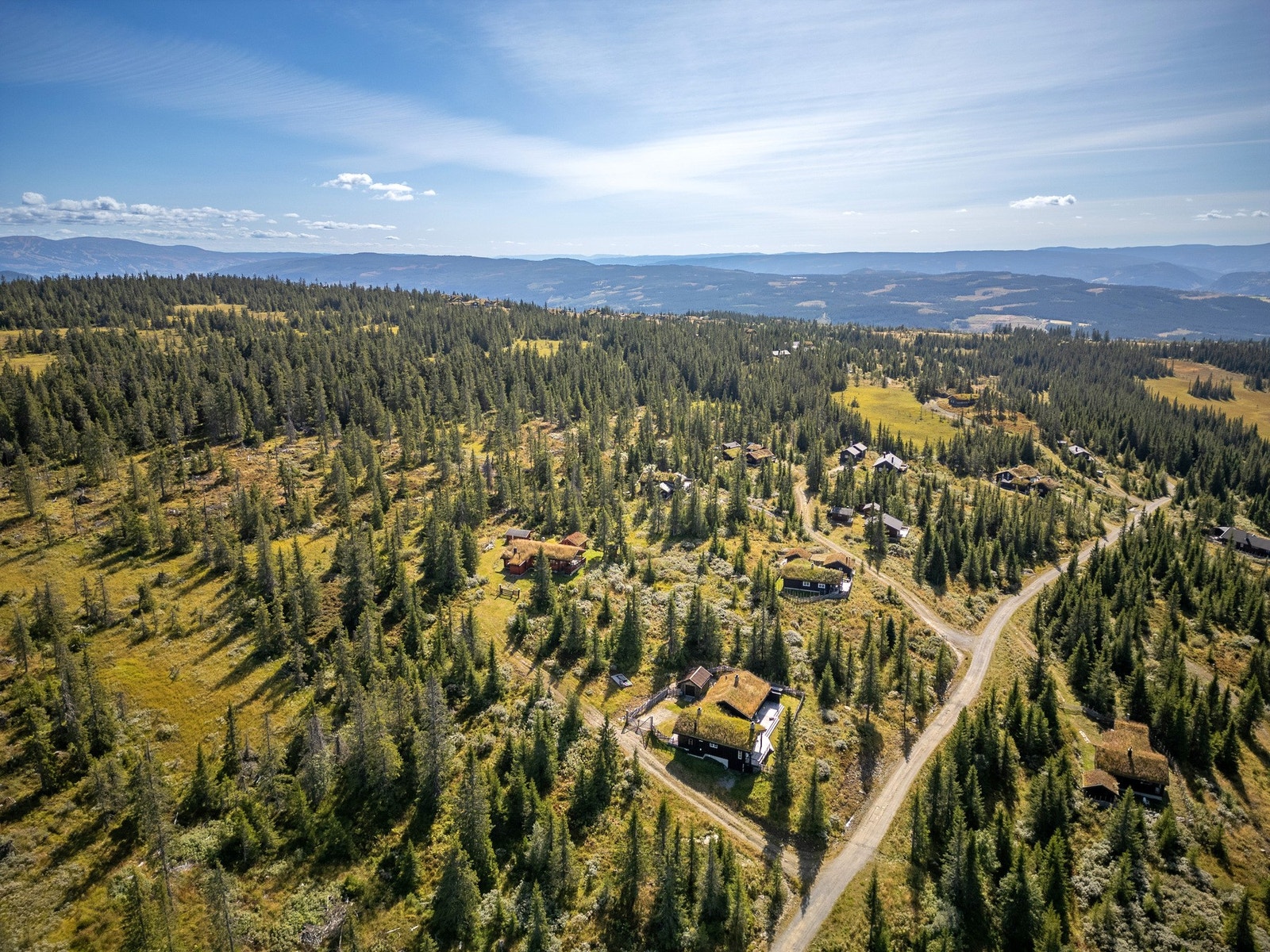 Fra hytta er det ca. 9 km til Tretten sentrum og 18 km til Øyer sentrum, hvor du finner dagligvarebutikk med søndagsåpent, vinmonopol, golfbane, sportsbutikker, hoteller, "Lilleputthammer" familiepark og lekeland. Galleribilde