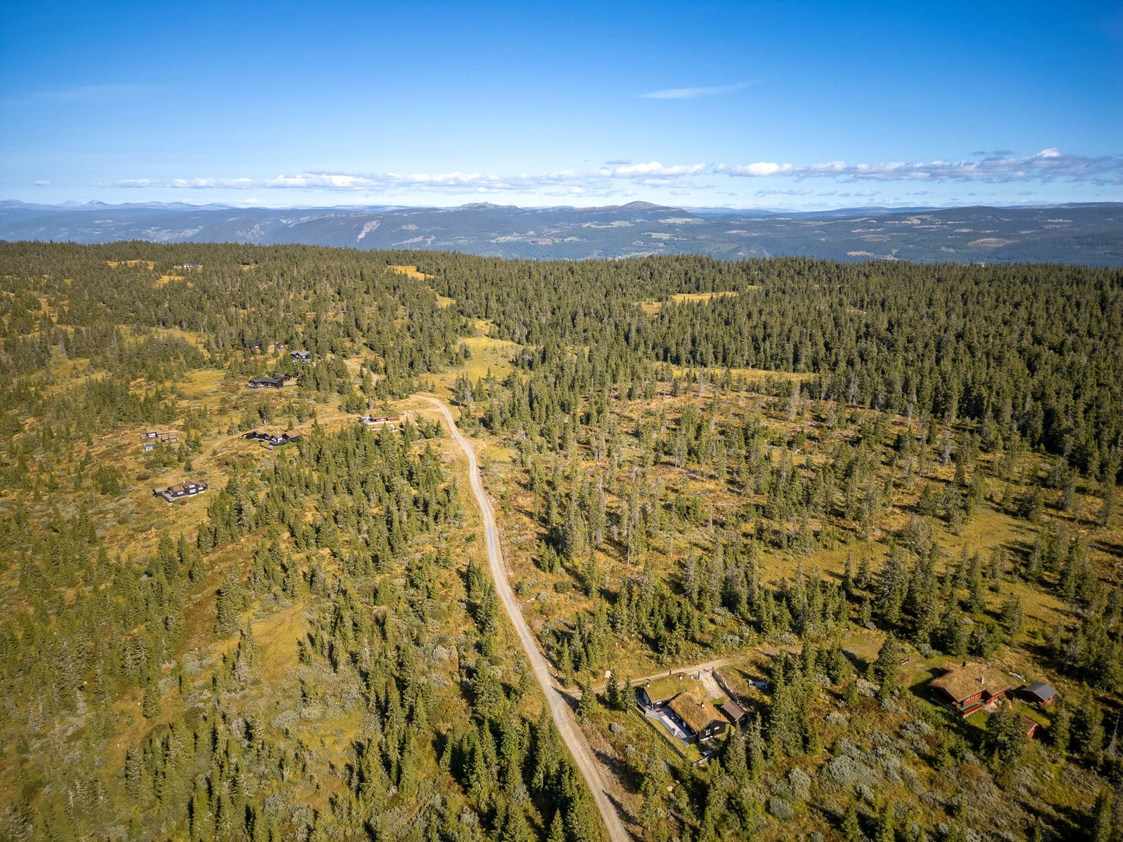 Eiendommen ligger sentralt plassert mellom flere store turistdestinasjoner, med kun 20-45 minutters kjøring til Hafjell, Kvitfjell og Skeikampen. Galleribilde