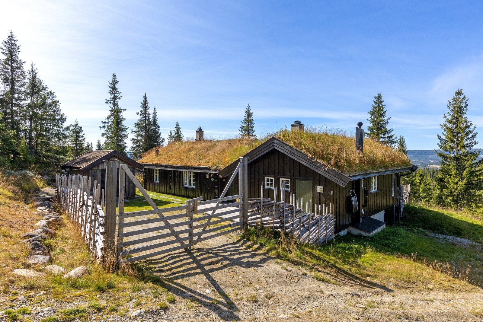Eiendommen er omkranset av tradisjonell skigard med port ved innkjøringen, som gir et hyggelig velkomst til eiendommen. Galleribilde