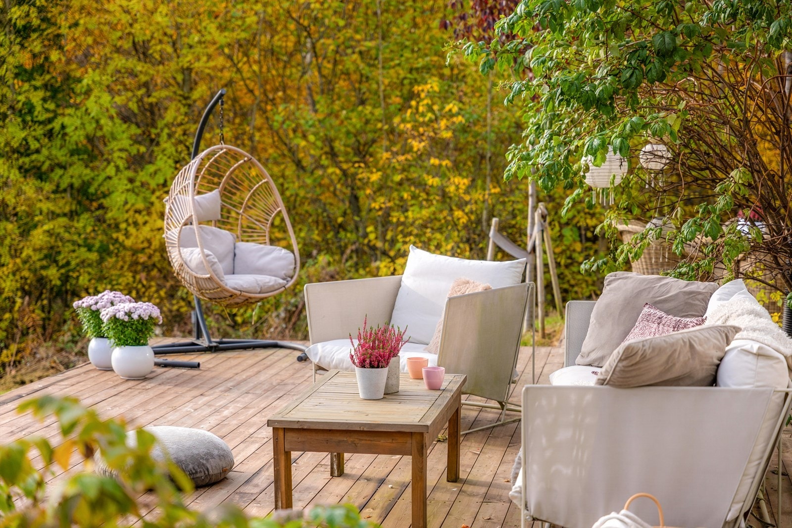 På sommerstid er hagen et naturlig samlingspunkt, perfekt for hageselskap og hyggelige sammenkomster med familie og venner. Galleribilde