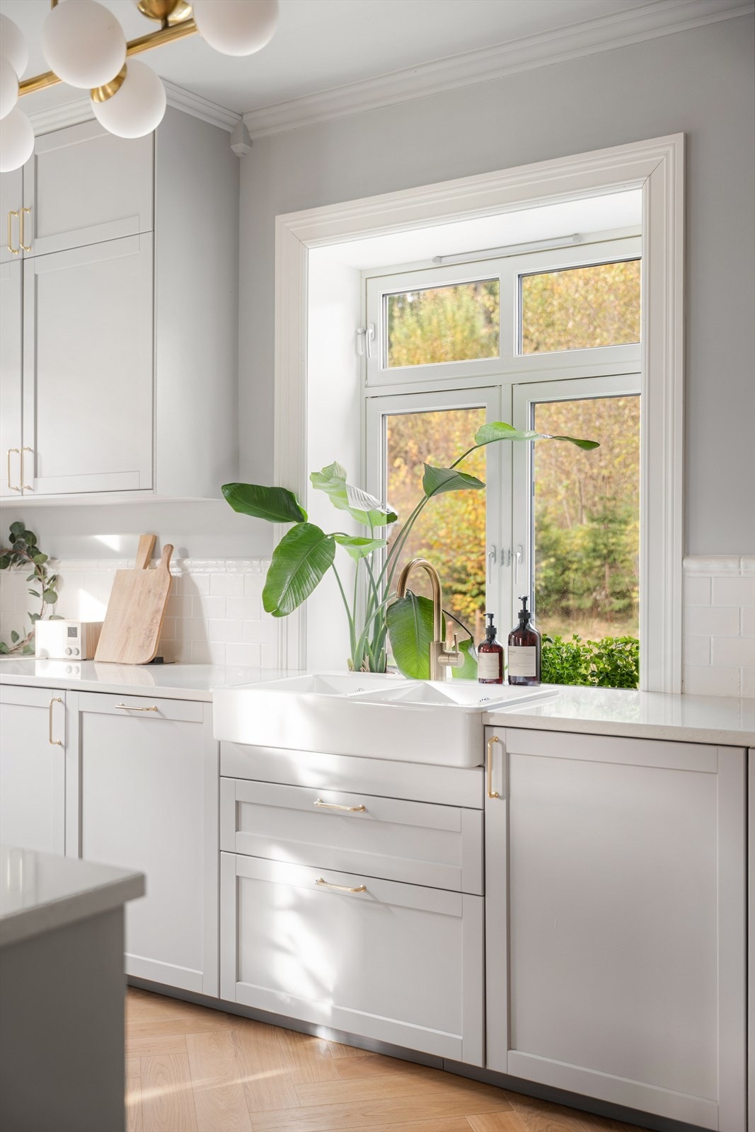 IKEA innredning fra 2023 med folierte fronter og benkeplate i polert naturstein. Galleribilde
