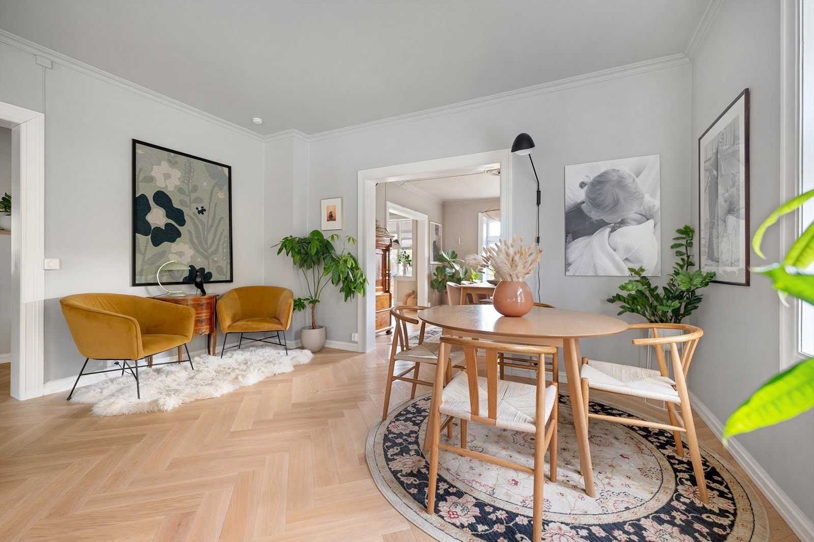 Det stilrene fargevalget og det elegante gulvet gir et helhetlig og eksklusivt preg. Galleribilde