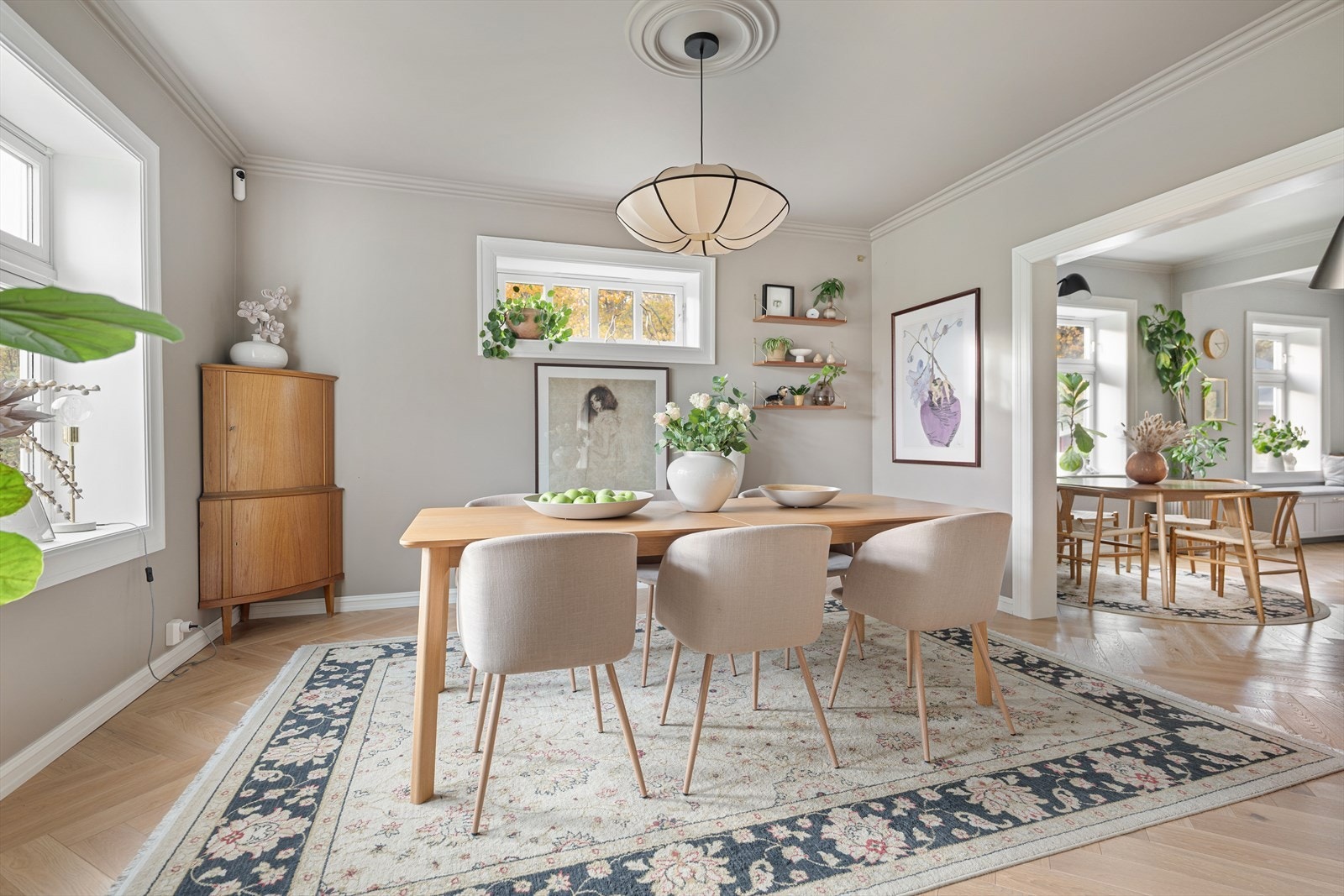 Det er god plass til en stor spisegruppe hvor hele familien kan samles. Galleribilde