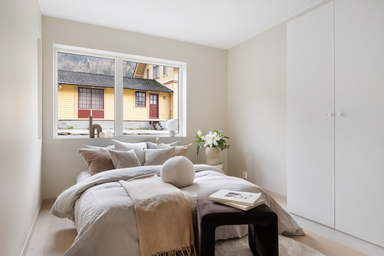 Hovedsoverom med god plass til dobbeltseng Galleribilde