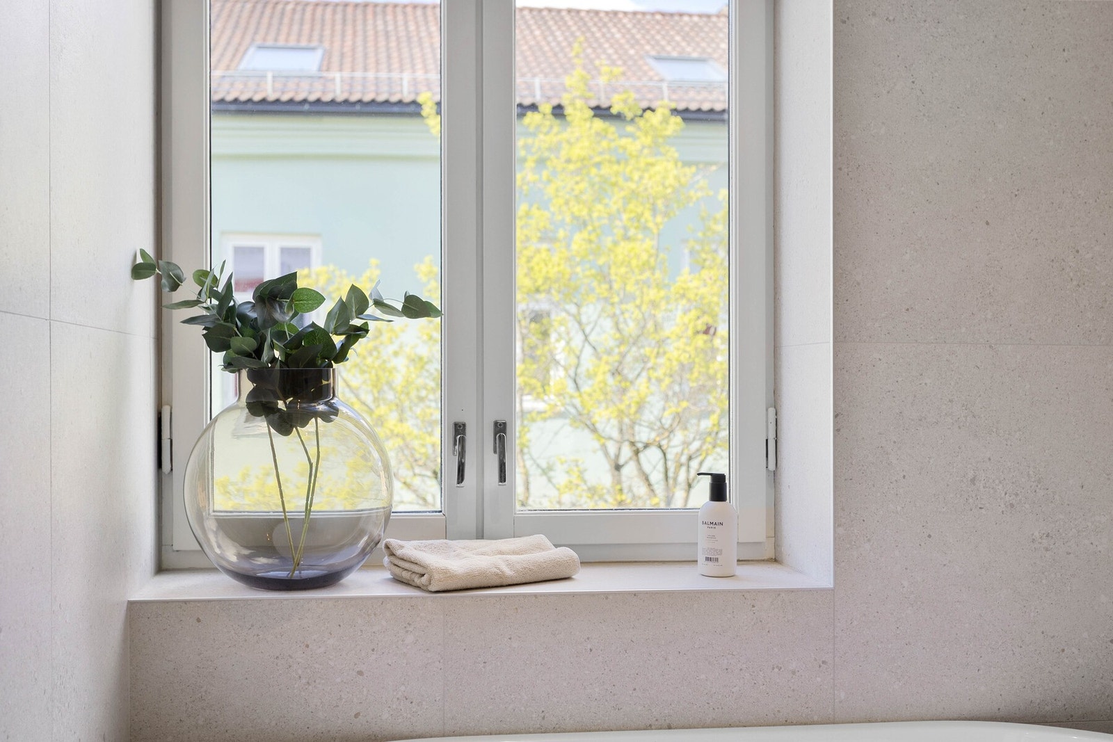 Fantastisk romfølelse med vindu på badet med grønt og frodig utsyn. Galleribilde