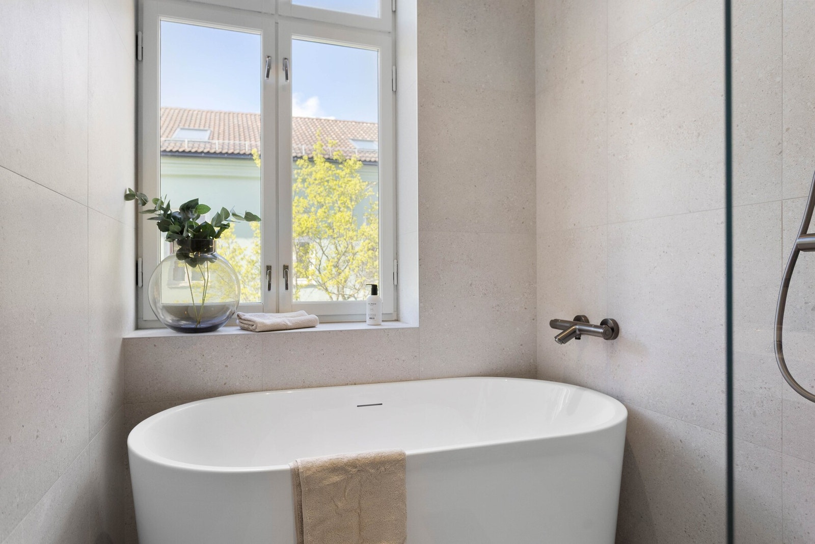 Luksus med både dusj og badekar! Galleribilde