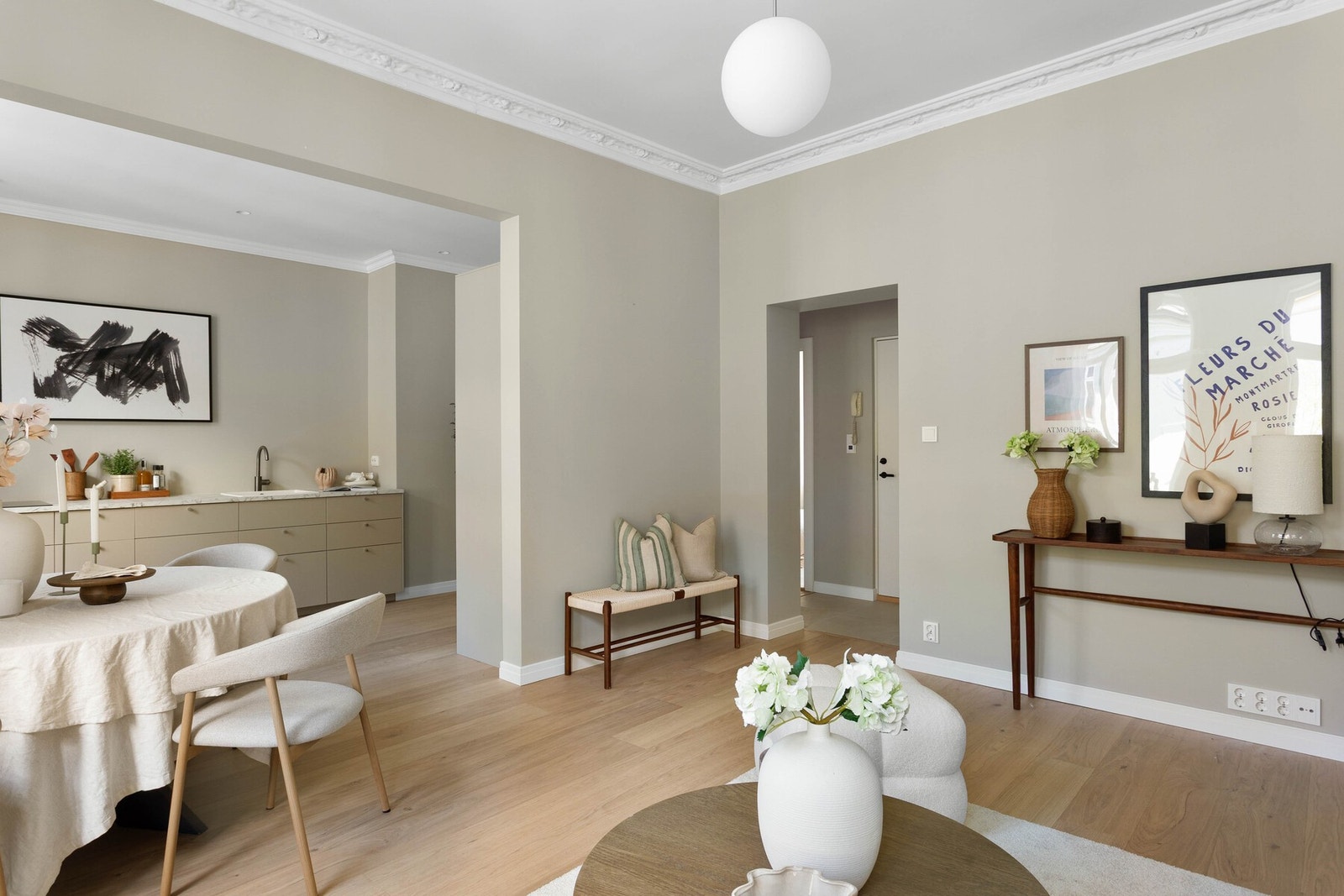 Det er lagt ny énstavs hardwood eikeparkett i hele leiligheten i 2025. Galleribilde