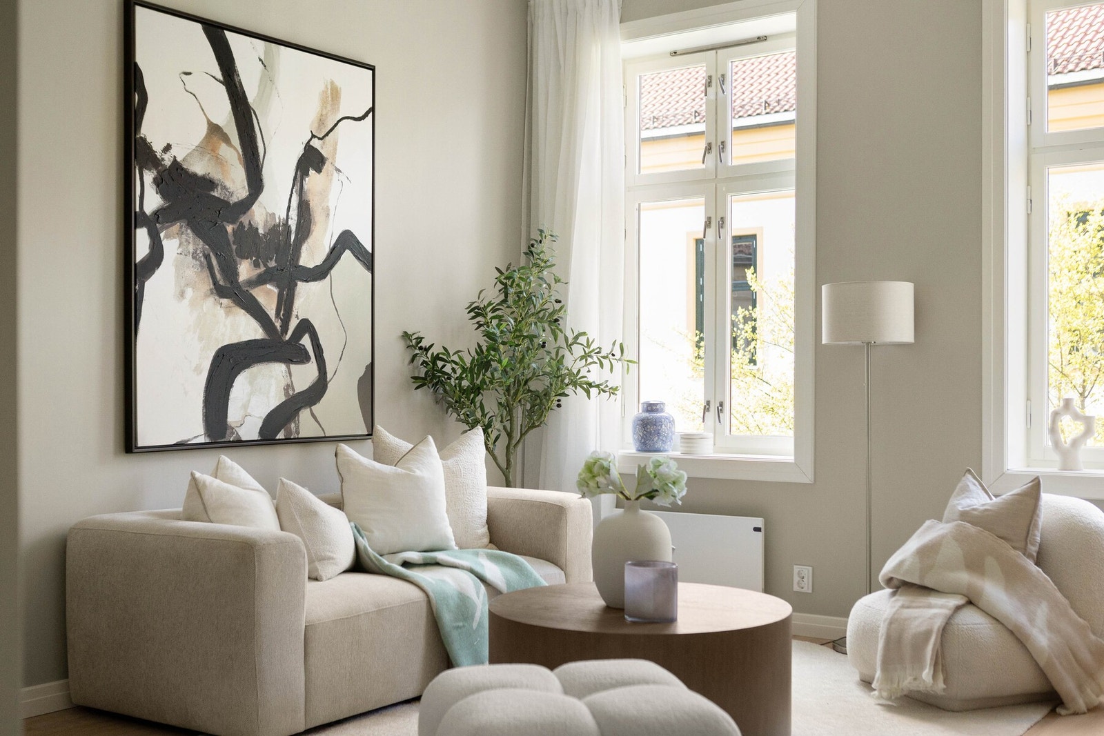Store vindusflater med fantastisk lysinnslipp. Galleribilde