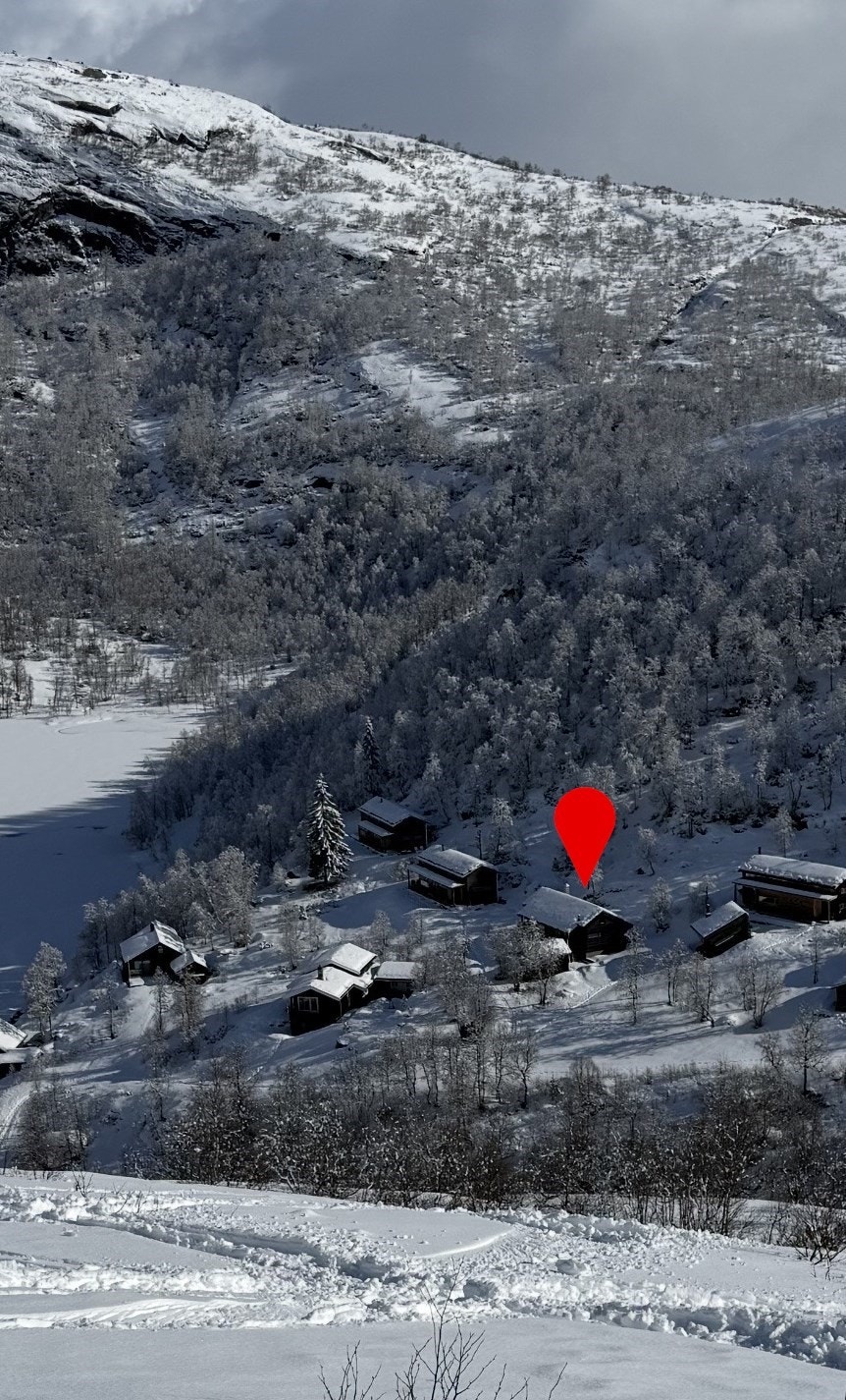 Bildet viser hvor nært hytta ligger alpinbakken i Ålsheia, bildet tatt fra bakken Påsken 2026 Galleribilde