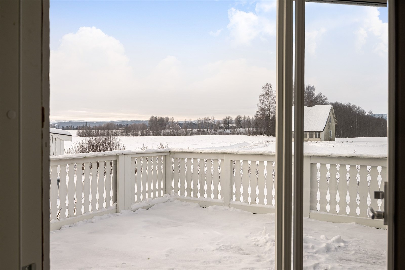 Fra terrassen er det direkte adkomst til hagen. Galleribilde
