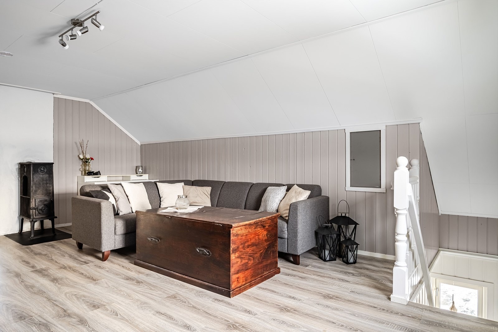 Det er i 2. etasje innredet med stue. Her er det laminatgulv og panelvegger som står i stil med boligen for øvrig. Galleribilde