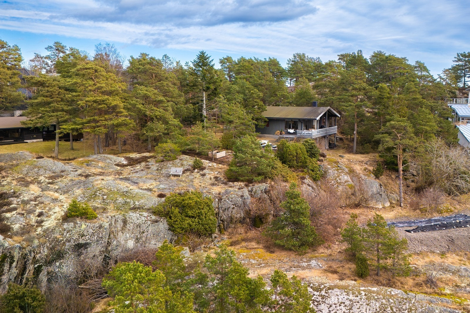 Den store, luftige tomten har naturlig vegetasjon som trær, gress, busker og fjell. Galleribilde