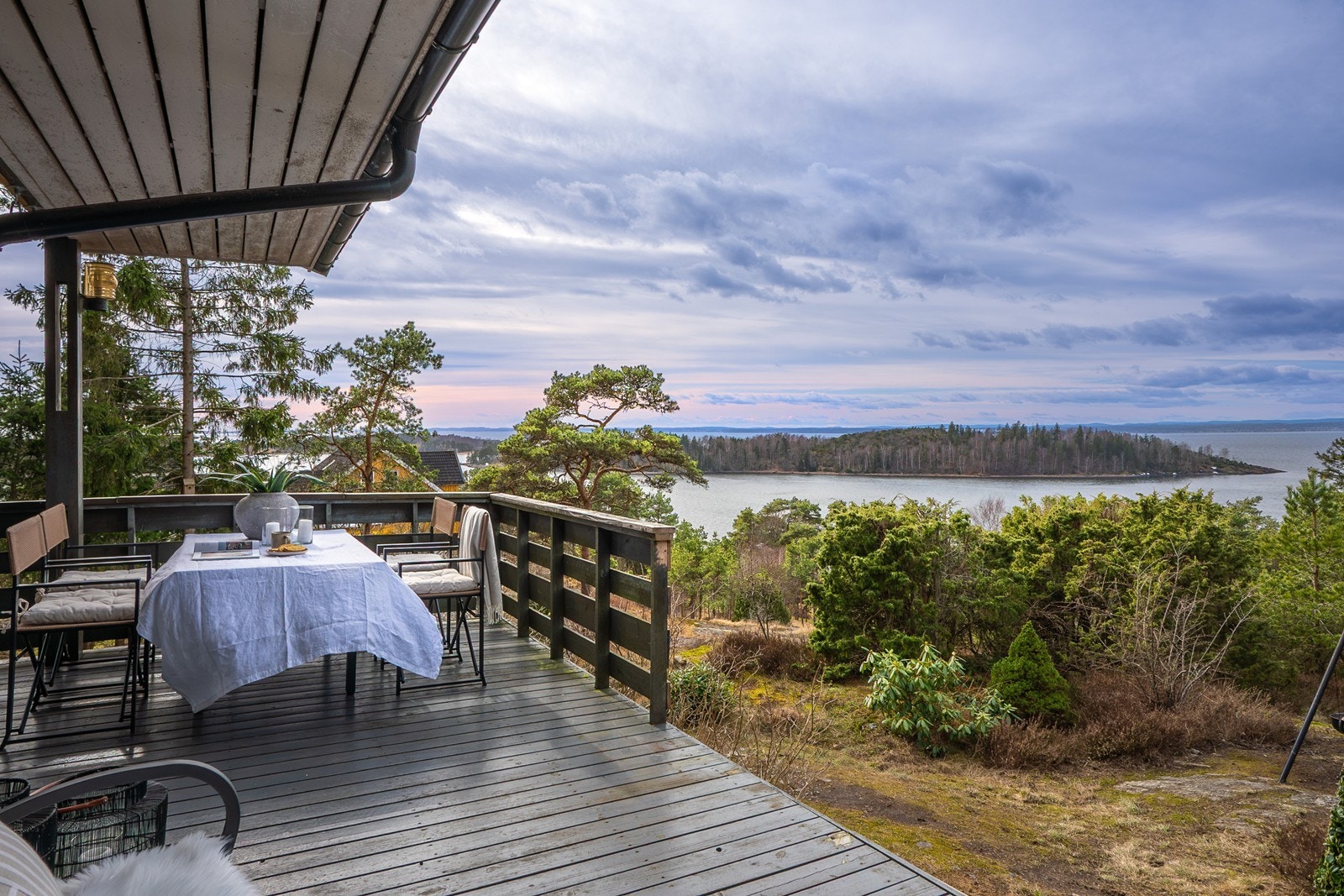 Tomten på hele 1 975 kvm ligger omkranset av naturlig vegetasjon for skjerming og en virkelig følelse av idyll med flott utsikt. Galleribilde