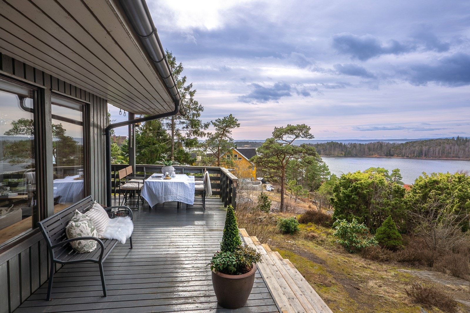 Uteplassen strekker seg rundt hjørne og oppleves skjermet av omgivelsene med sol hele dagen. Galleribilde