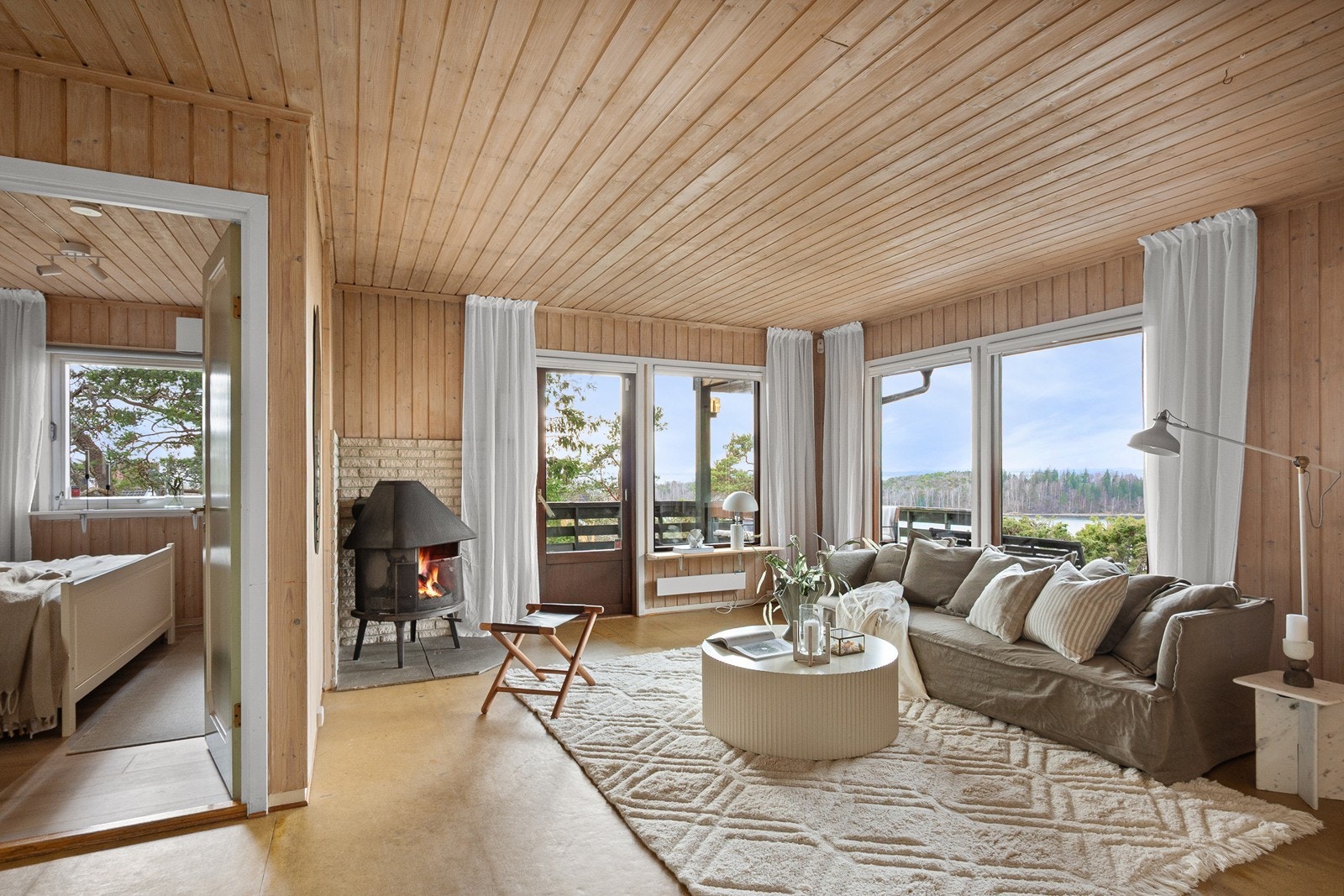 En trivelig peisovn står klar til å tilby ekstra varme og hygge på kjølige kvelder. Fra stuen er det utgang til veranda. Galleribilde