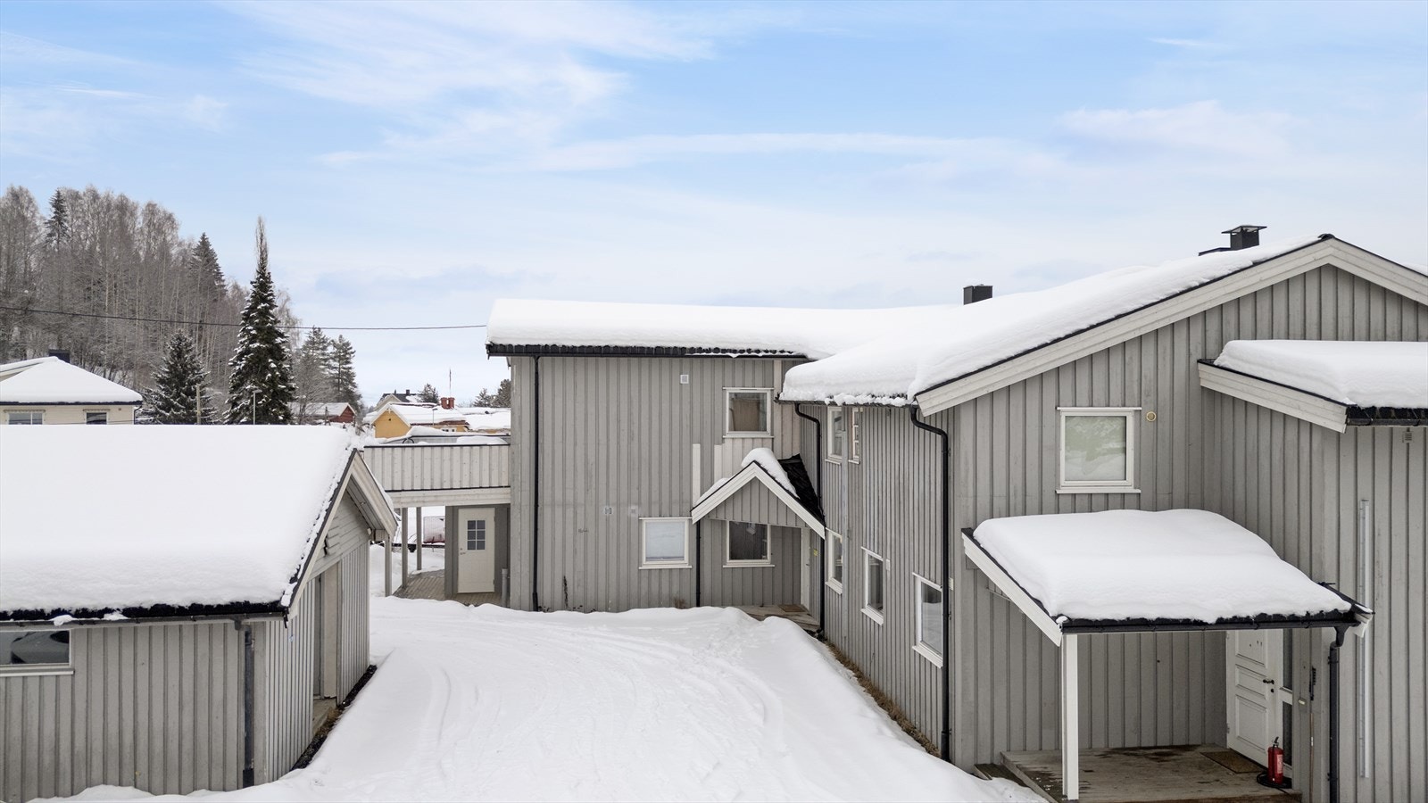 Boligen har en praktisk utendørs inngangspart med overbygg for beskyttelse mot vær og vind. Galleribilde