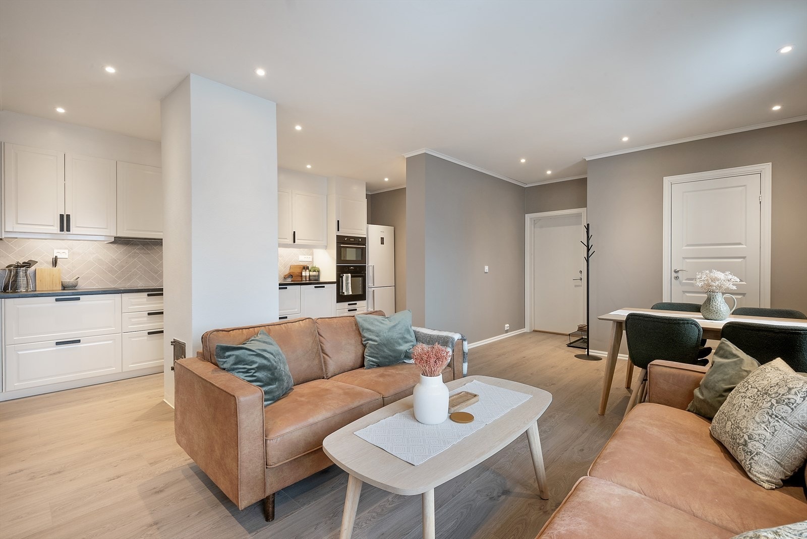 Plass til både spisebord og sofagruppe. Galleribilde