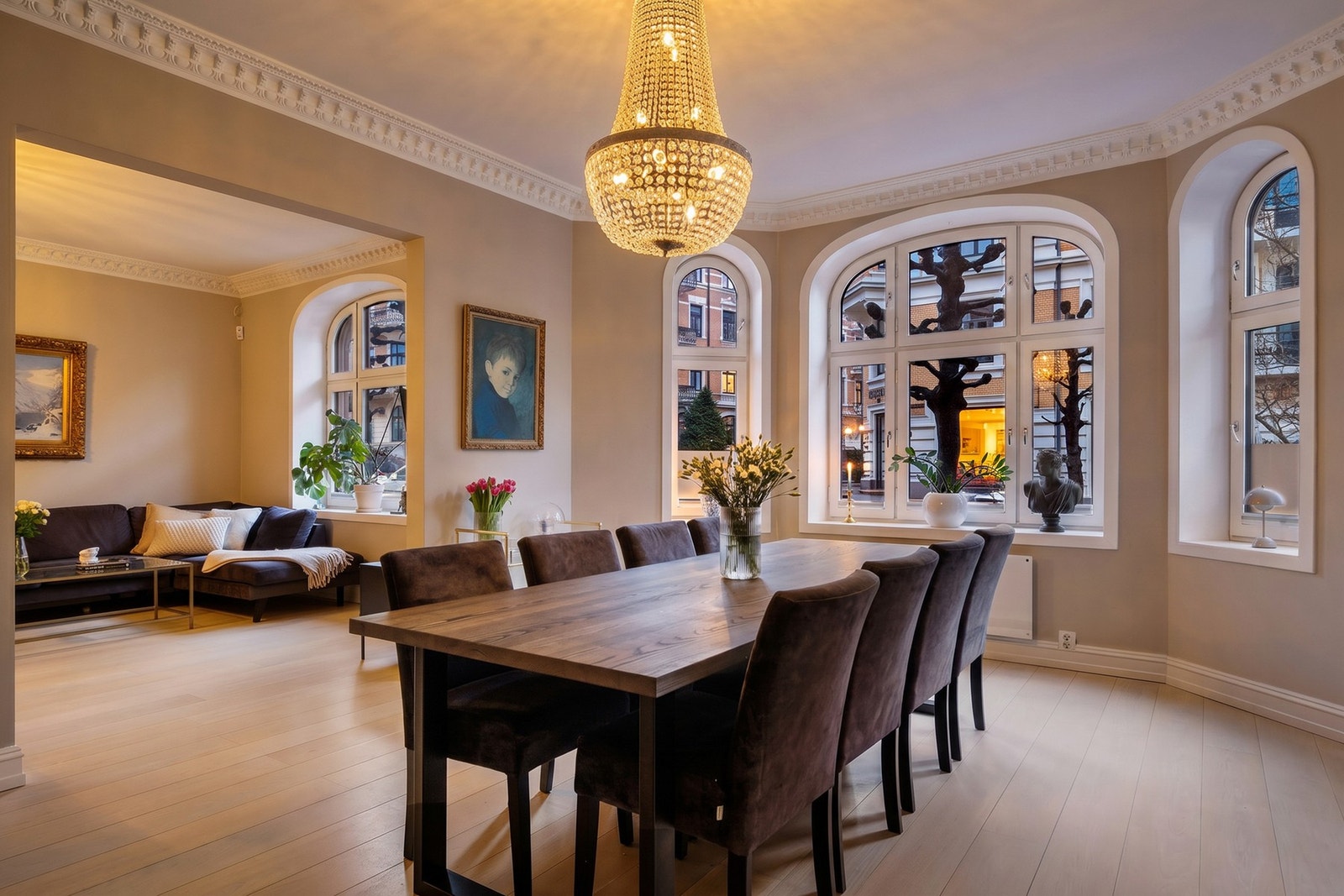 Spisestuen er av god størrelse, med klassiske detaljer som stukkatur og rosetter. Galleribilde