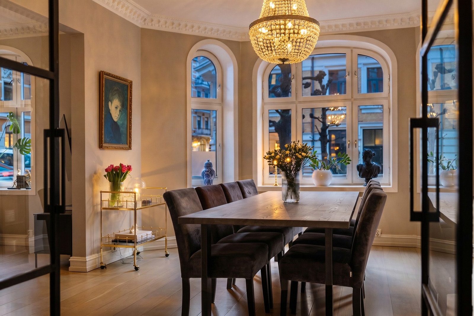 Her har vi gleden av å presentere en gjennomført og innholdsrik leilighet med høy standard og klassiske detaljer, beliggende i en velholdt bygård med attraktiv beliggenhet på Frogner. Galleribilde