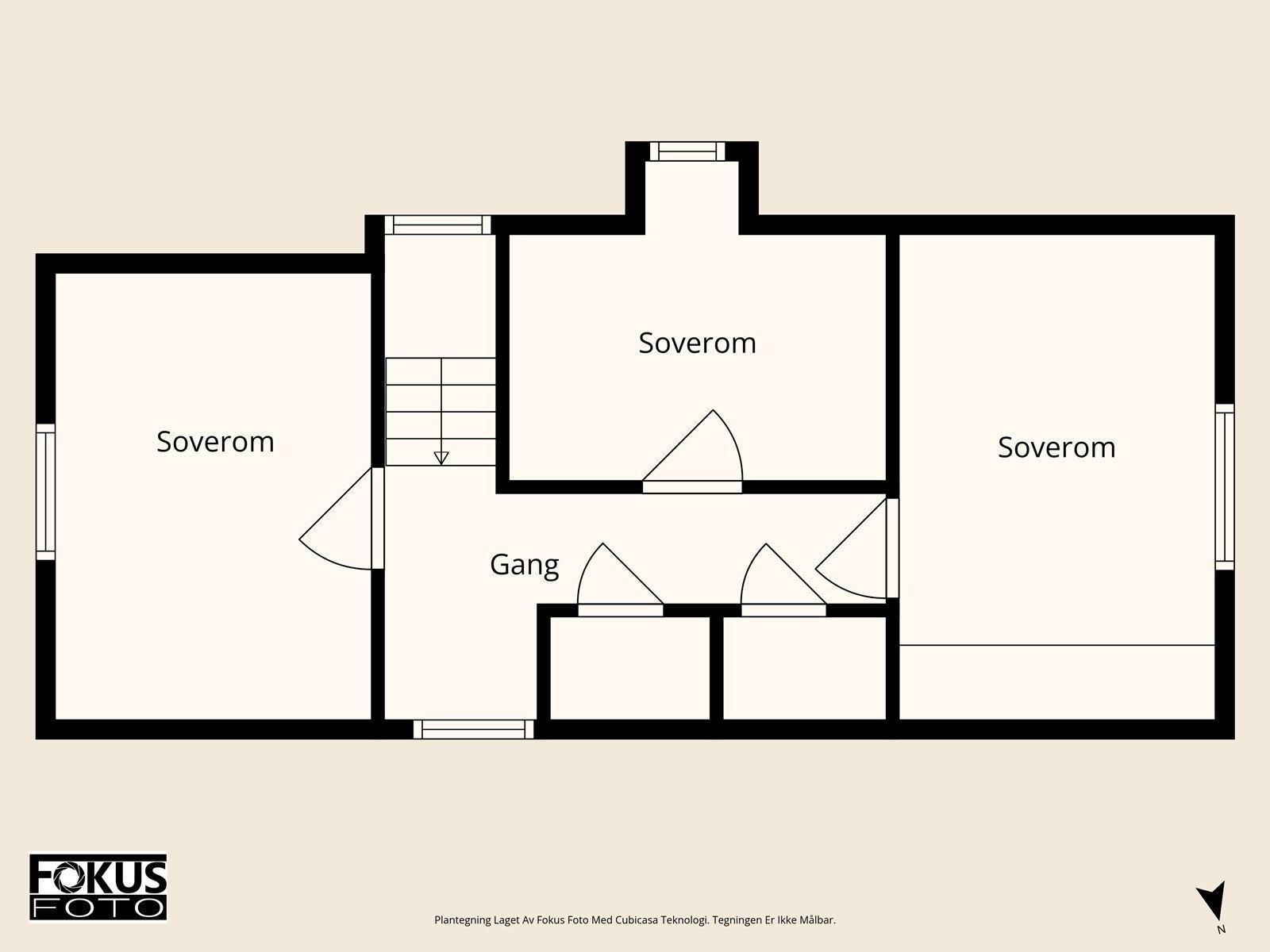 2. Etasje er opprinelig registrert som sovehems og er i dag inndelt med tre soverom og skapplass i gang. Galleribilde
