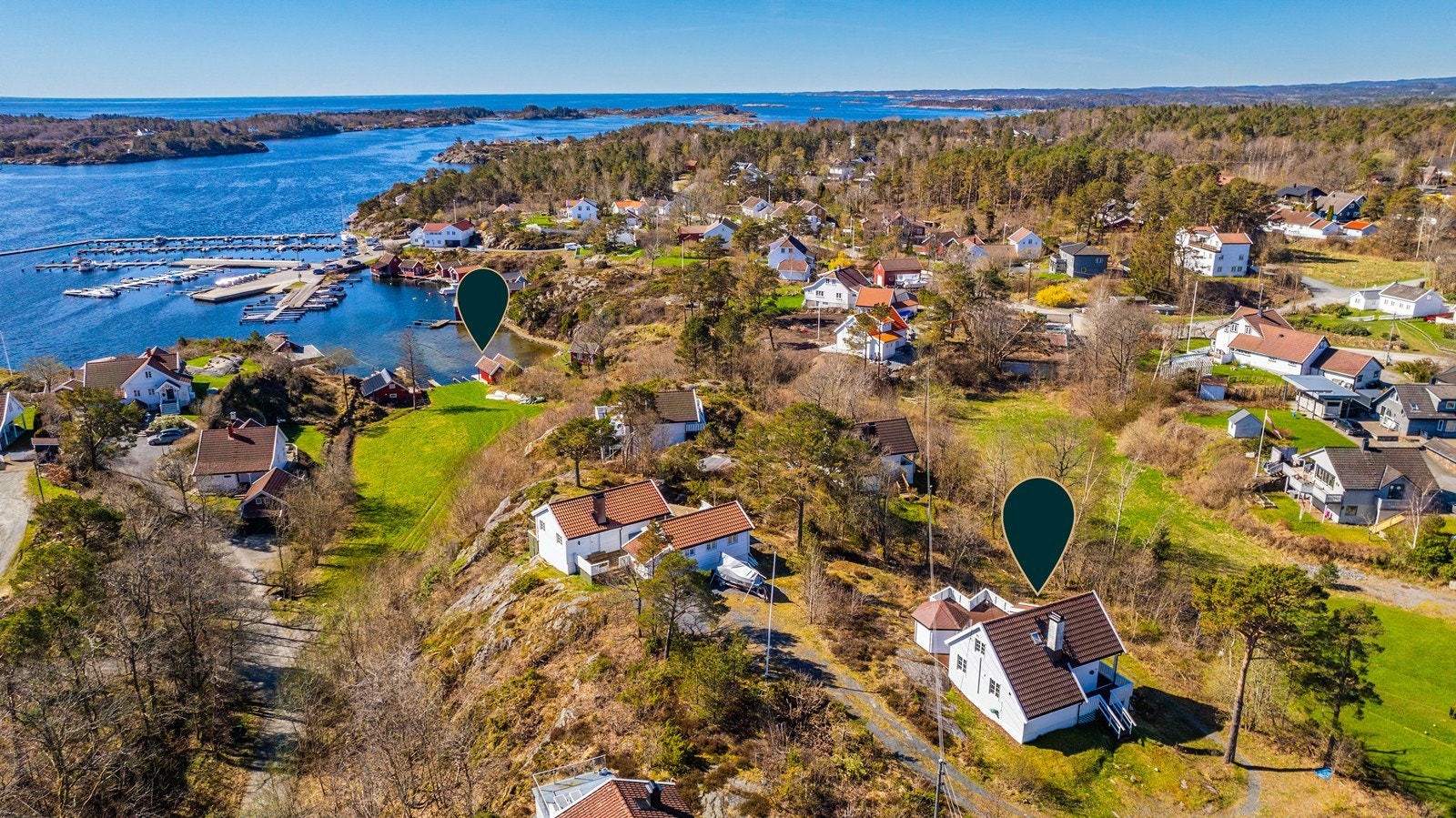 Det er kort gange til båtplass, felles båthus og brygge med båt
feste via en sti ved siden av hytta. Ønsker du ikke å gå på stien kan du følge hovedveien som går til den store gressplenen på venstre side i bilde. Galleribilde