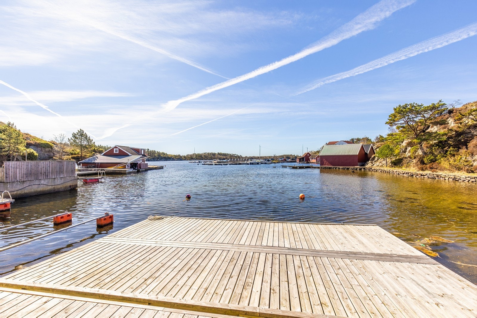 Hytta er en tinglyst rett til båtfeste, og bruk av brygge og sjøbod. Galleribilde