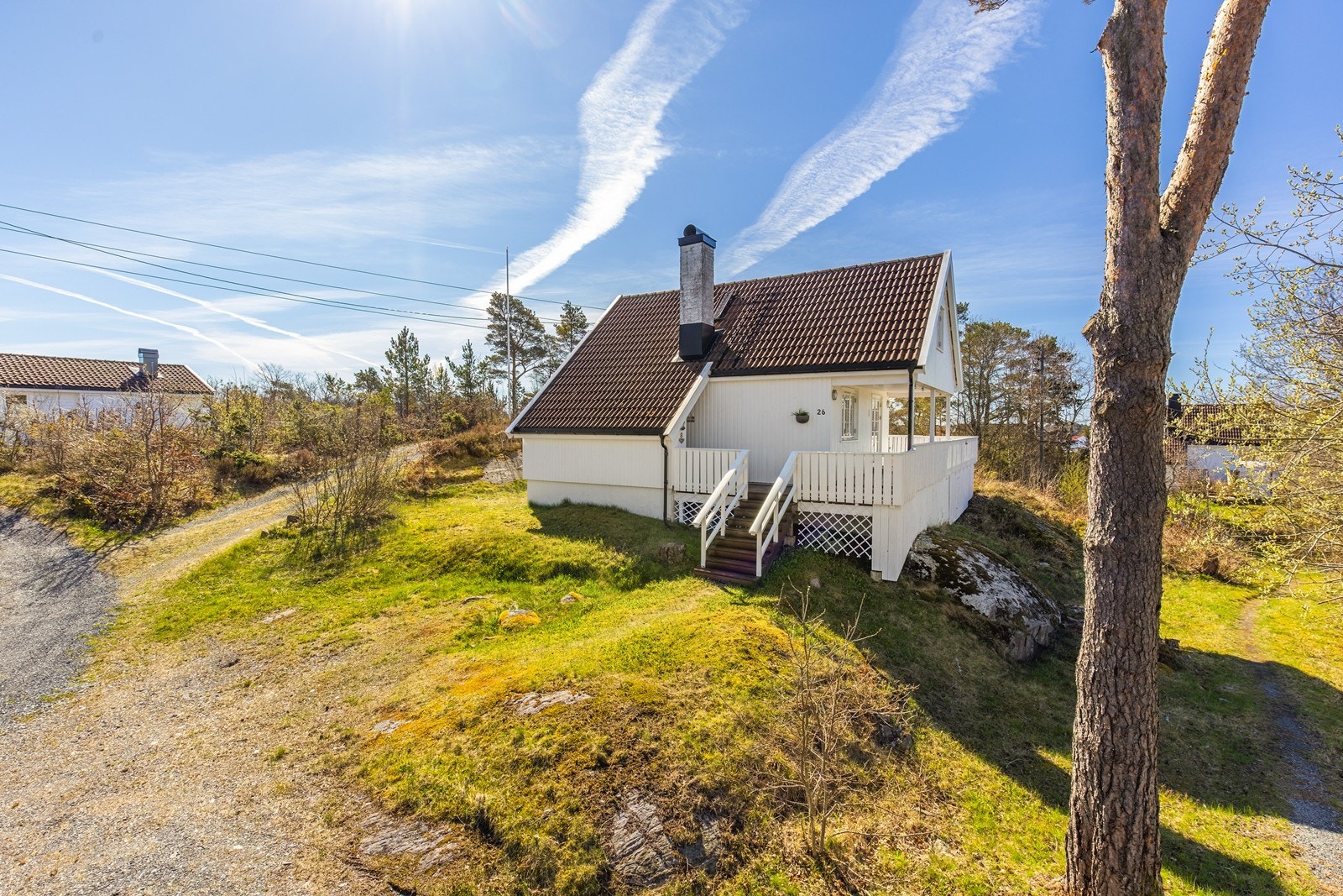 Det er gode parkeringsforhold og bilvei helt opp til hytta. Til høyre i bilde går stien til båtplassen med ca 2 min gange. Galleribilde
