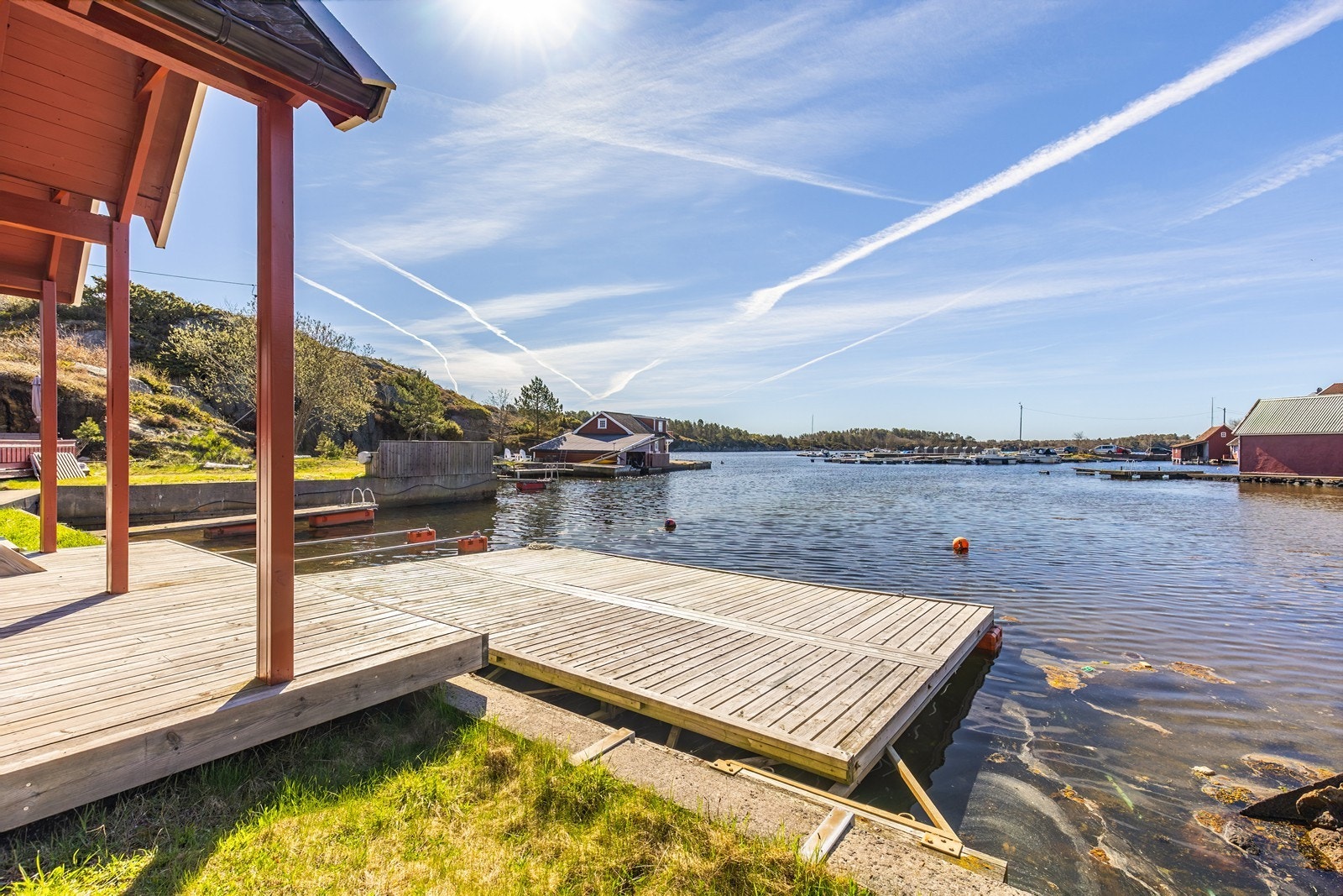 Det medfølger båtfeste på trebrygga med orange bøye for akterfortøyning. Galleribilde