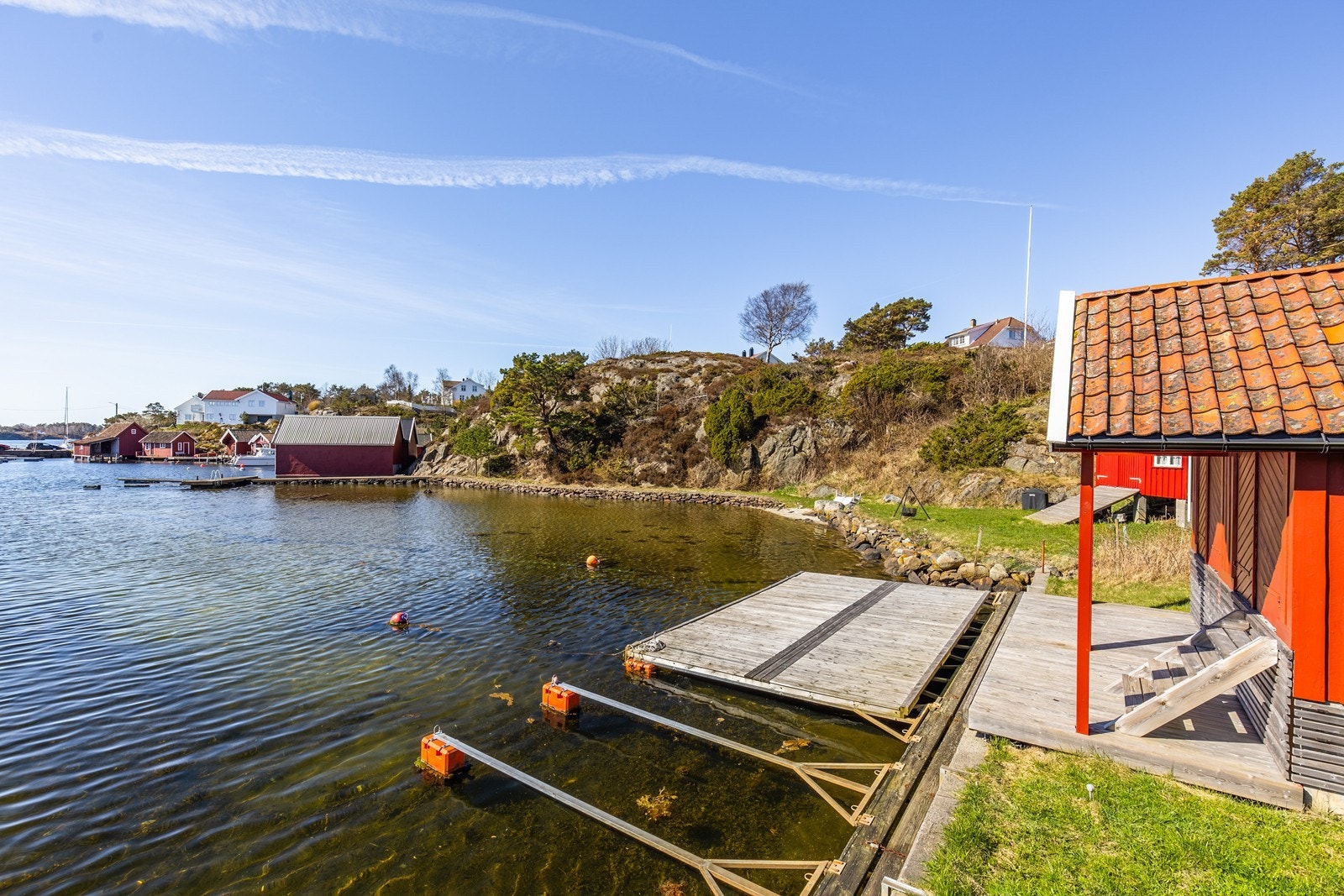Fritidsboligen har tinglyst rett til båtfeste, rett til bruk av sjøbod og lagringsbod i tilknytning til sjøboden. Galleribilde