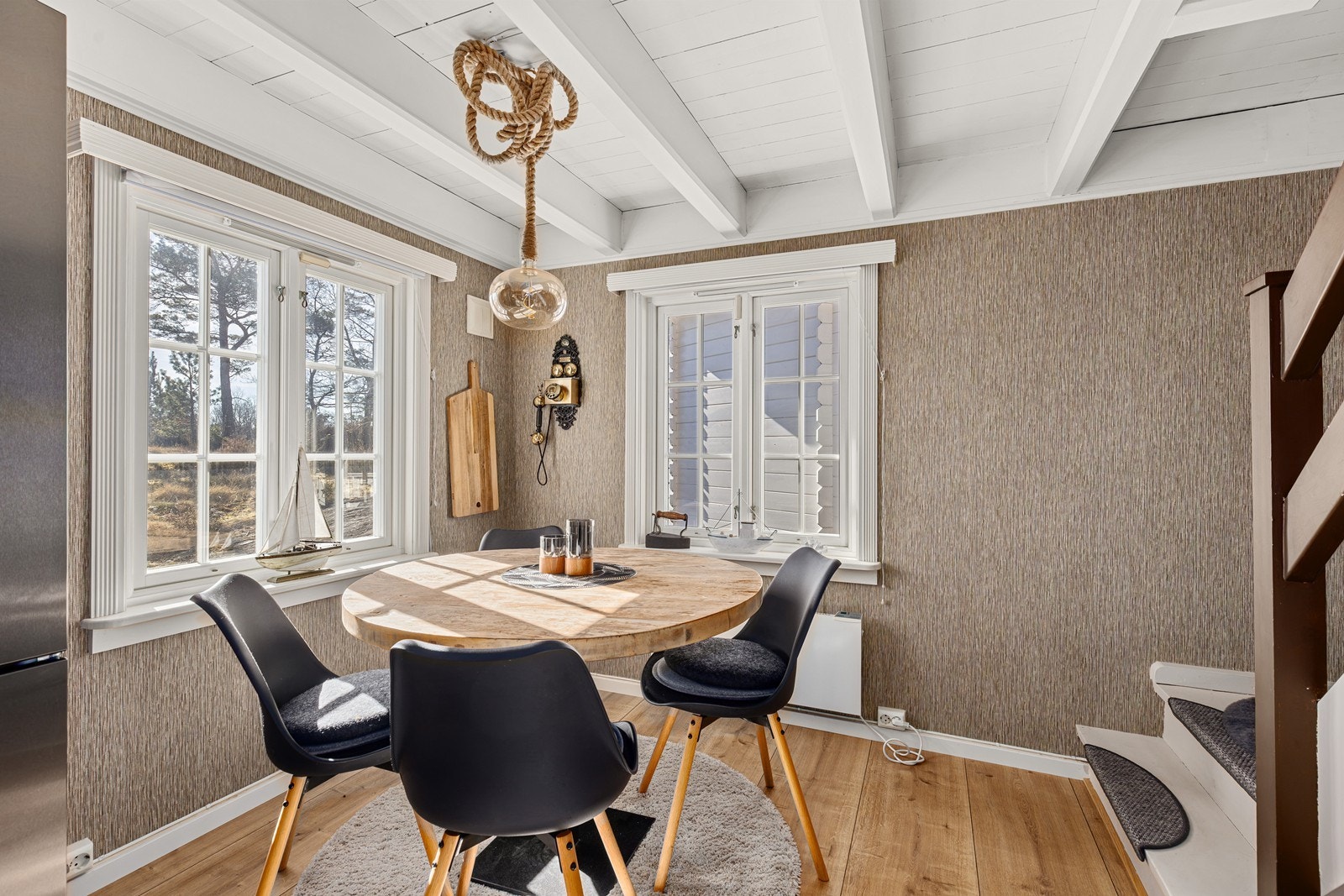 Skal det grilles ute kan vinduet åpnes for å skape kort avstand for råvarer, tallerkener og diverse
til terrasse. Galleribilde
