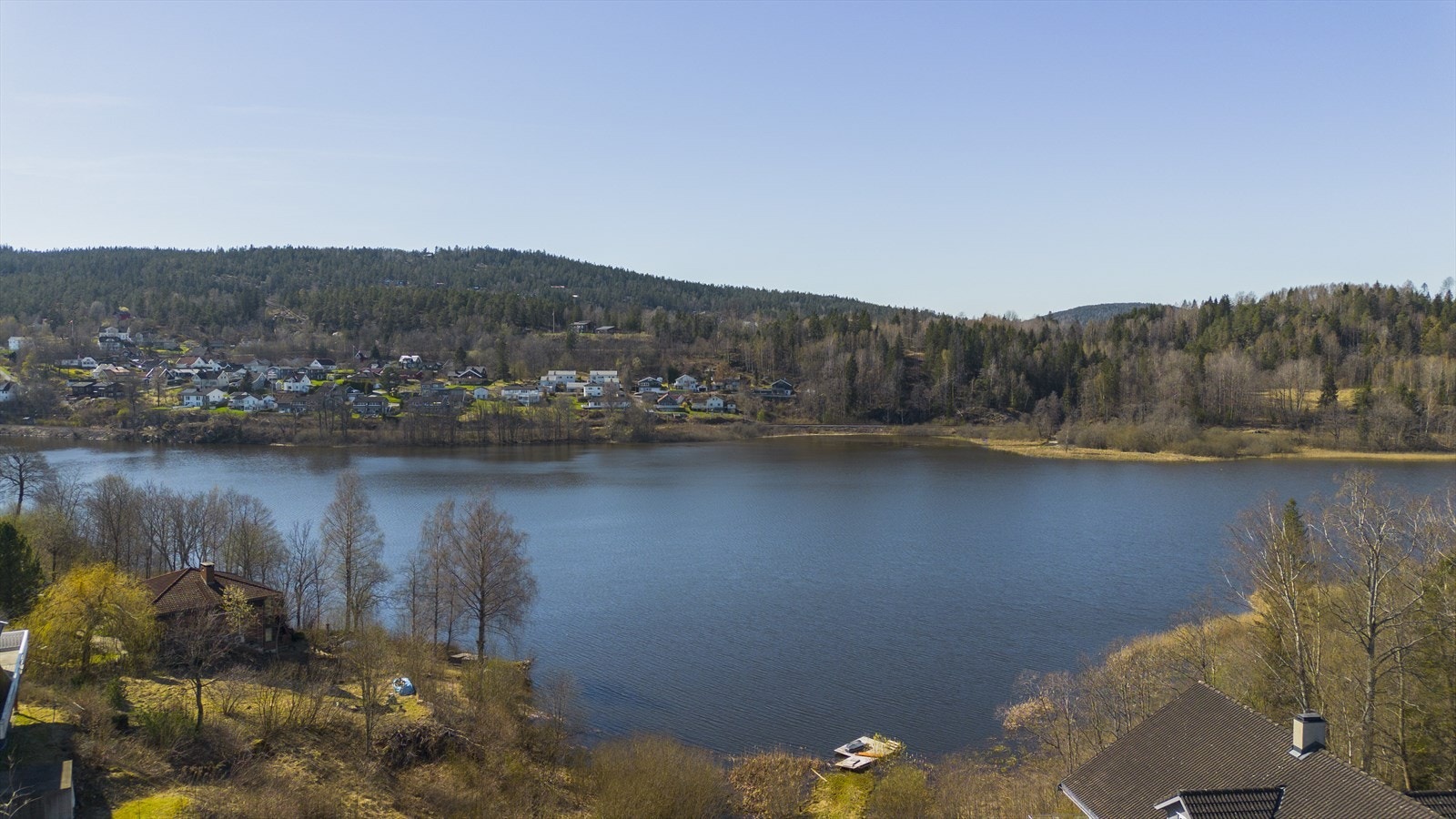 Gjellumvannet med felles badebrygge og stier langs vannkanten. Galleribilde