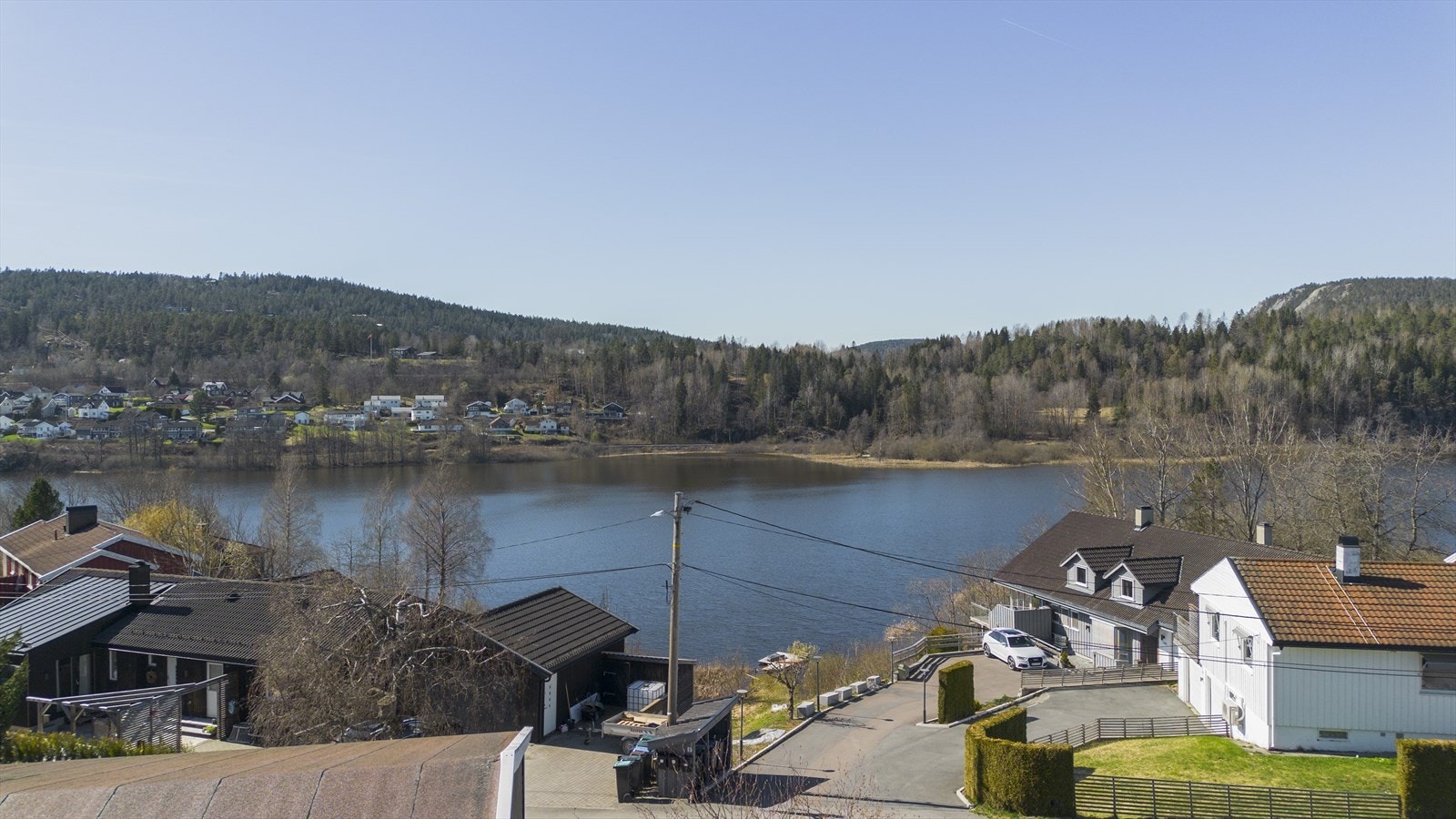 Attraktiv beliggenhet i et rolig og barnevennlig nabolag i Heggedal, med kort vei til Gjellumvannet. Galleribilde