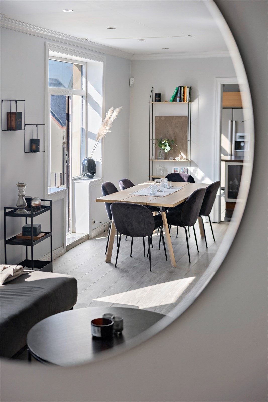 Stuen har svært god takhøyde og plass til spisestue. Galleribilde