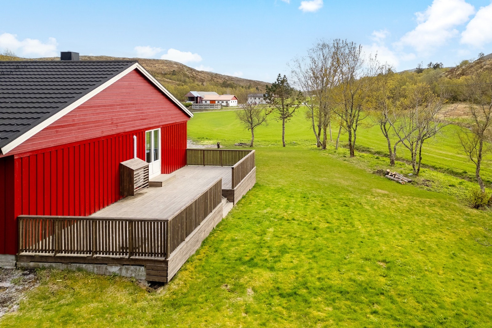 Fra terrassen er det trapp ned til plen Galleribilde