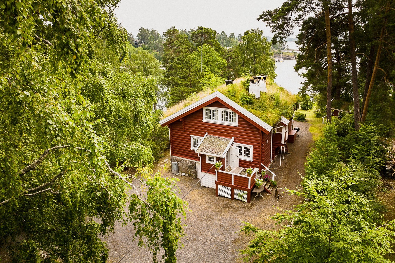 Dette er en eiendom med sjel og historie, benyttet som sommersted gjennom to generasjoner. Galleribilde