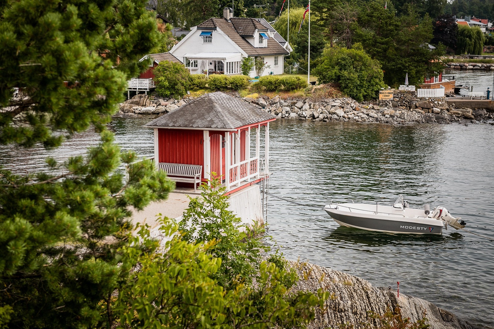 Den private strandlinjen med tilhørende badehus gir deg direkte tilgang til sjøen og åpner for et rikt utvalg av aktiviteter som bading, båtliv og avslapning i maritime omgivelser. Galleribilde