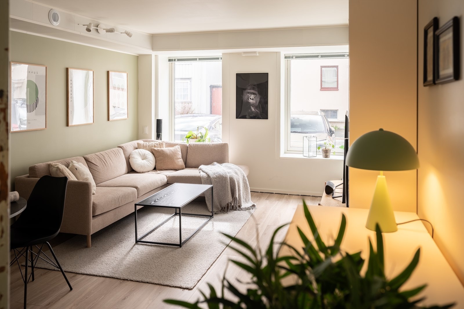 Leiligheten ble vesentlig renovert i 2022, og er gjennomgående i standard. Huset ble reseksjonert med to nye leiligheter tilbake i 2023, dette er en av dem. Galleribilde