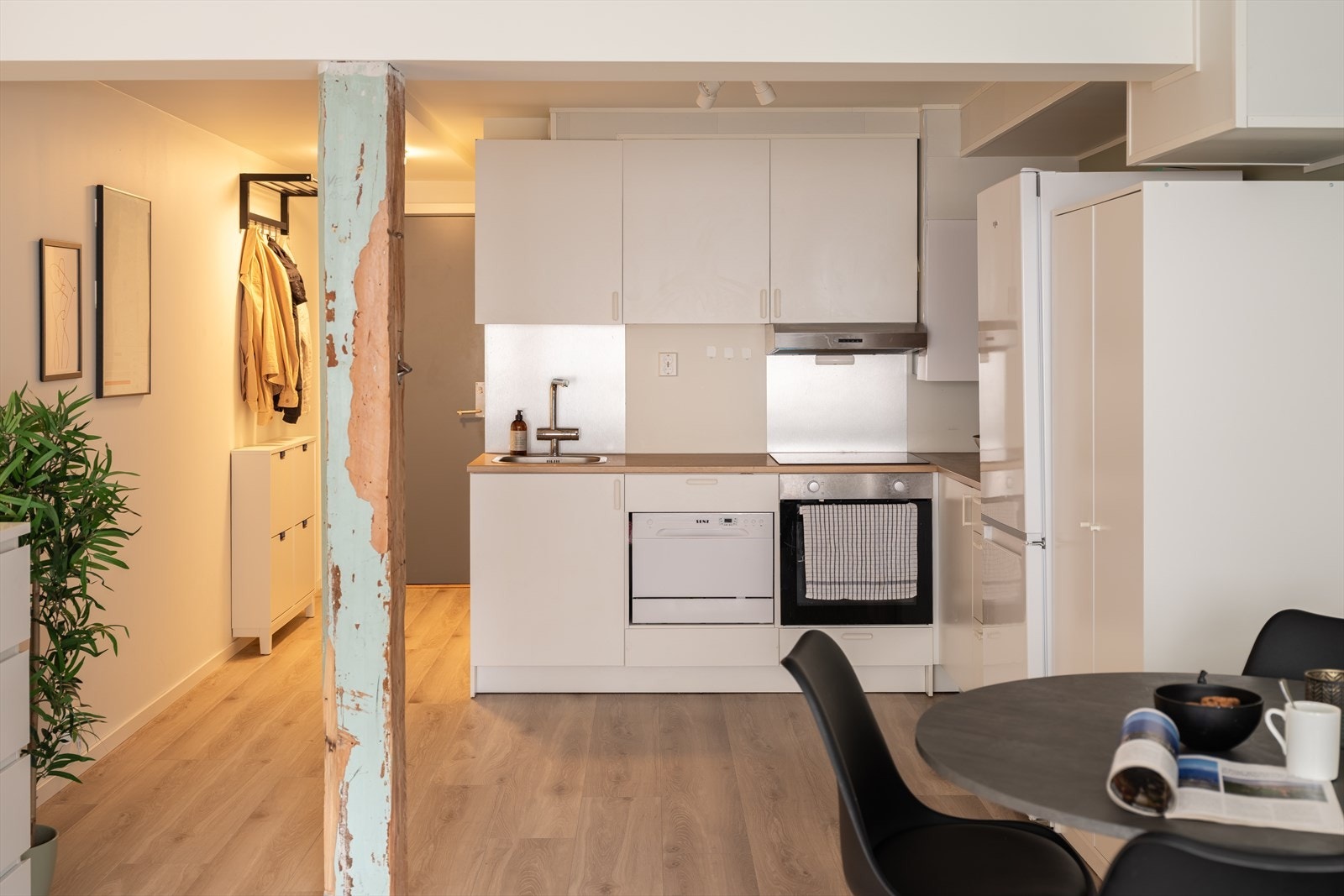 Leiligheten består av stue og kjøkken i åpen løsning, baderom og soverom. I bakgården finner man 38 parkeringsplasser som kan tildeles av styret. Galleribilde