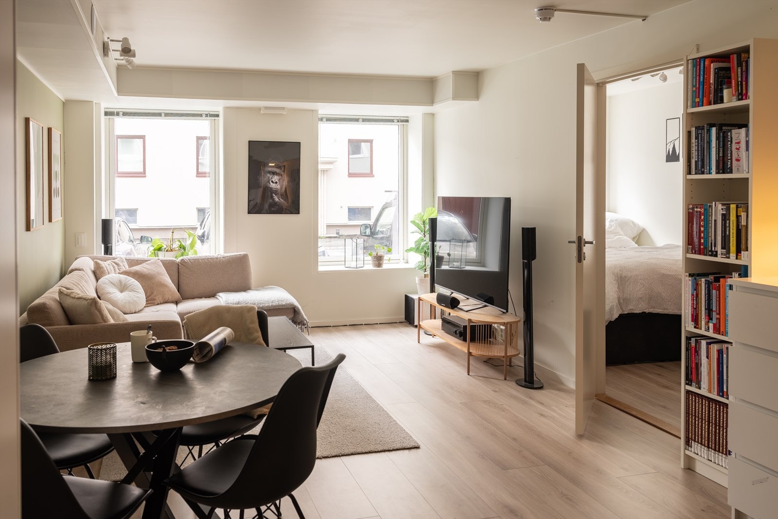 Leiligheten framstår moderne og byr på kvaliteter som blant annet balansert ventilasjon og heis i bygg. Galleribilde