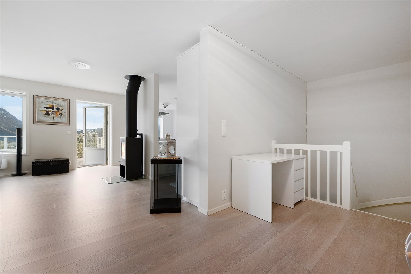 Måla tretrapp med spilerekkverk knyter dei to etasjane saman. Galleribilde