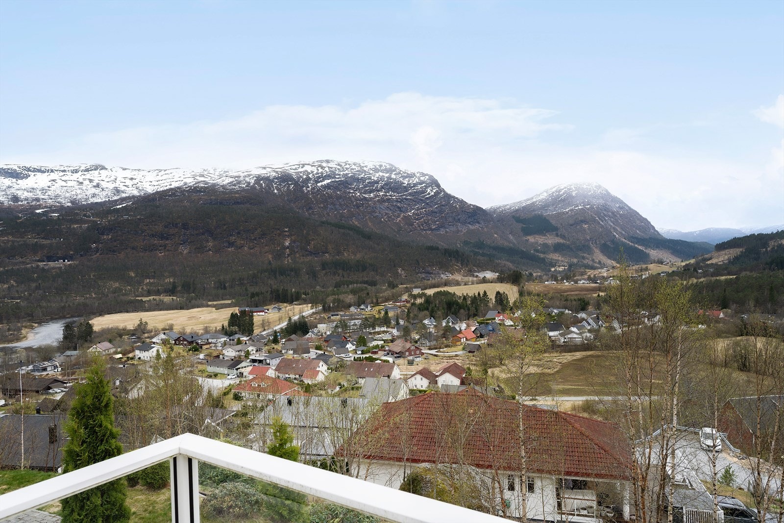 Frå eigedommen er det vid utsikt over nærområdet og fjella kring. Galleribilde