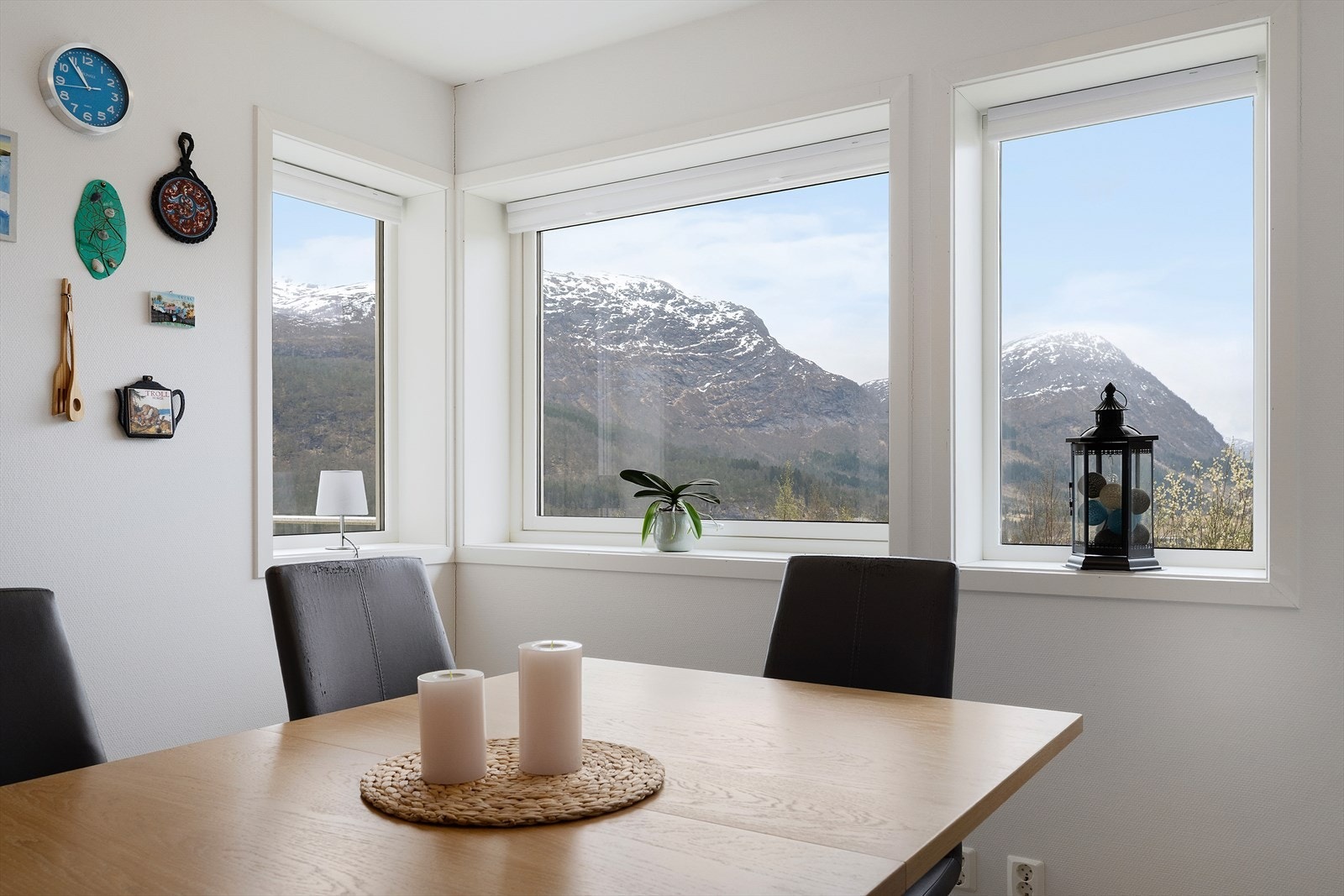 Frå spiseplassen kan ein nyte utsikta over nærområdet. Galleribilde
