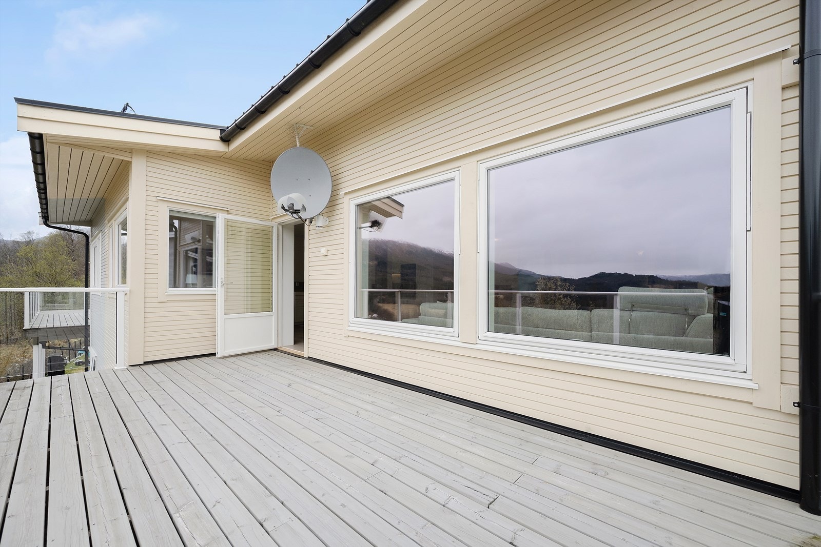 Terrassen har beisa terrassebord og eit underdekke utforma for å vere regntett. Galleribilde