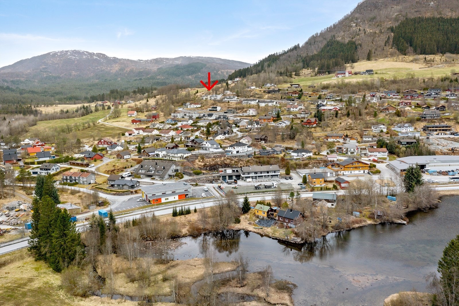 Kort veg til mellom anna Vassenden barnehage og søndagsope daglegvarebutikk/bensinstasjon. Galleribilde