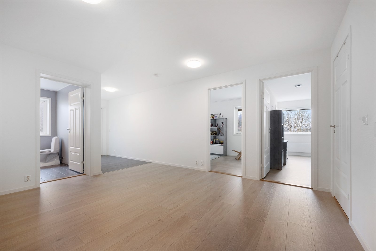Hallen i underetasjen er eit fleksibelt rom som i dag blir brukt som eit ekstra opphaldsrom/stove. Galleribilde