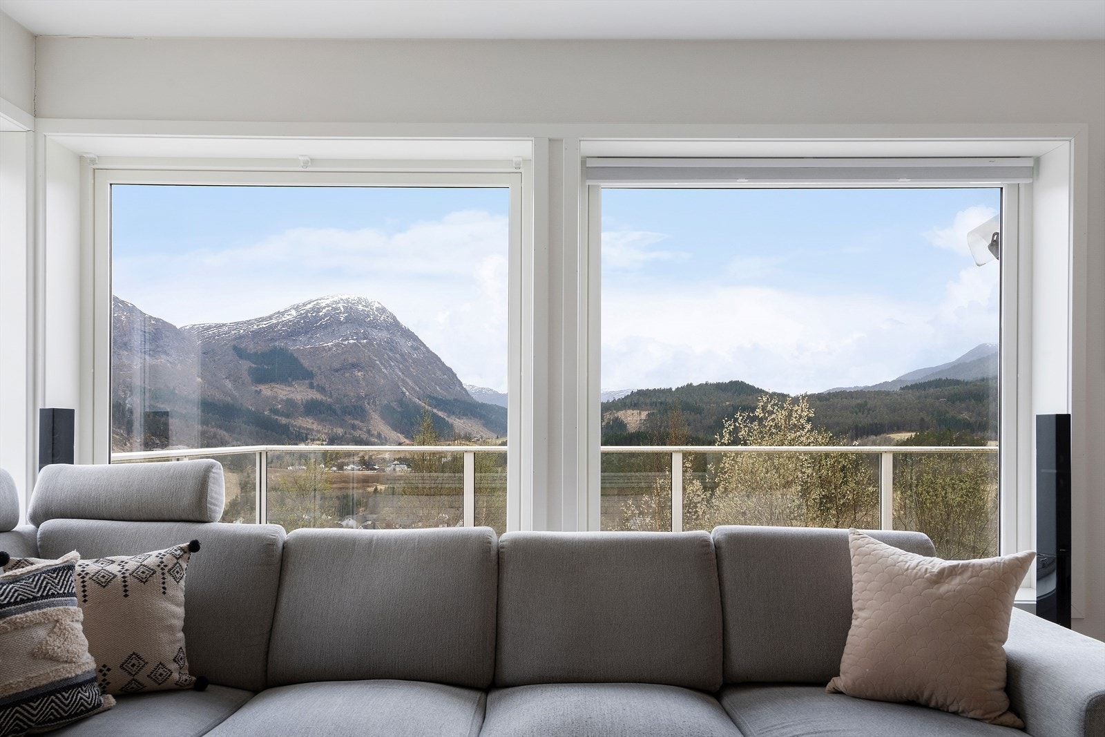 Vindauga i treverk med 2-lags glas frå byggeåret slepp inn mykje naturleg lys. Galleribilde
