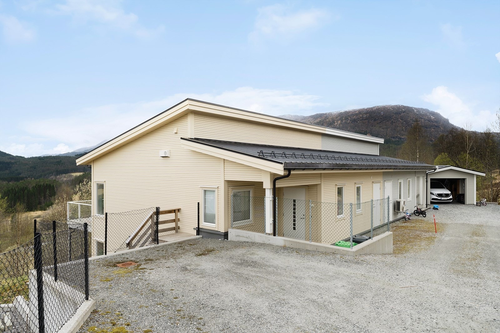 Plass til parkering og moglegheiter for oppføring av carport. Galleribilde