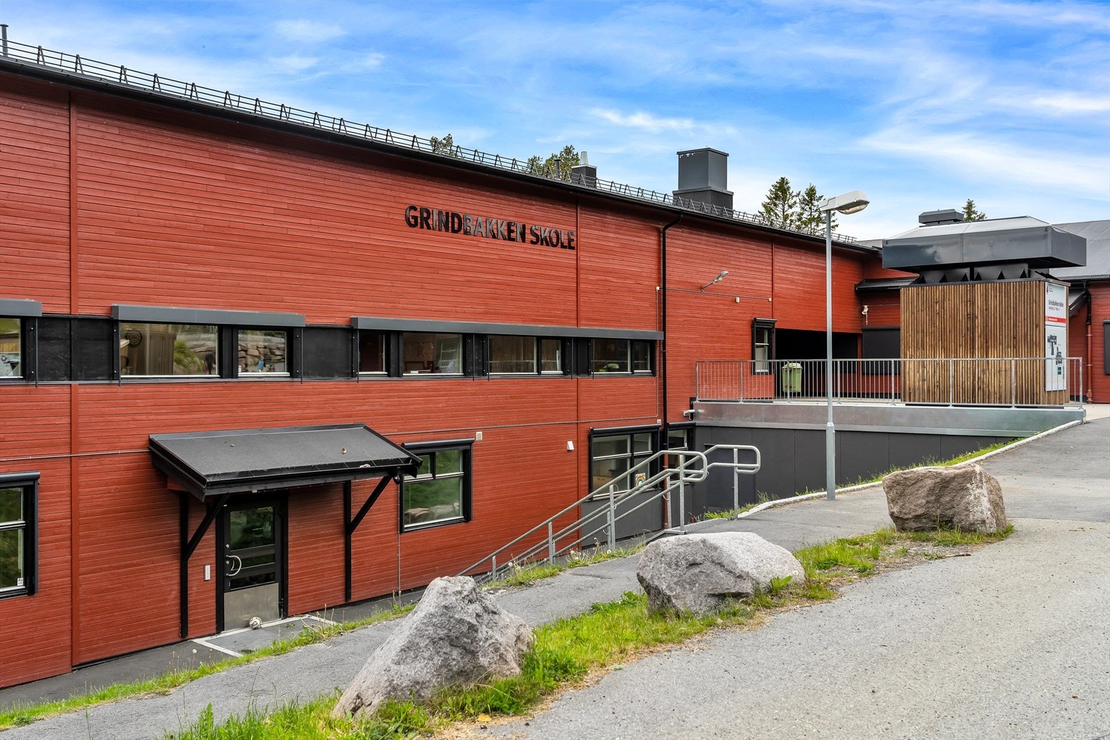 Populære Grindbakken med barneskole og barnehage ligger innen gangavstand. Det går blant annet tursti fra Jerpefaret og ned til skole- og barnehageområdet. Galleribilde