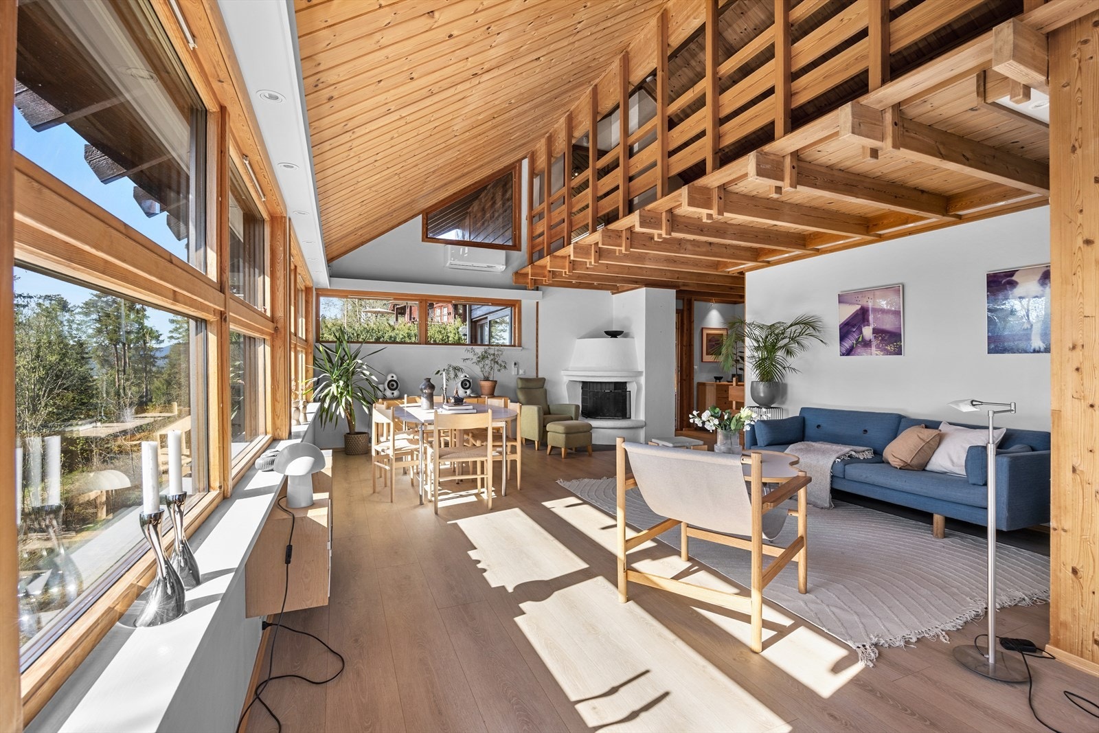 Rommet har god plass til både sofagruppe og øvrig møblement, og fremstår som en lys, luftig og innbydende sone for både hverdag og hyggelige sammenkomster. Galleribilde